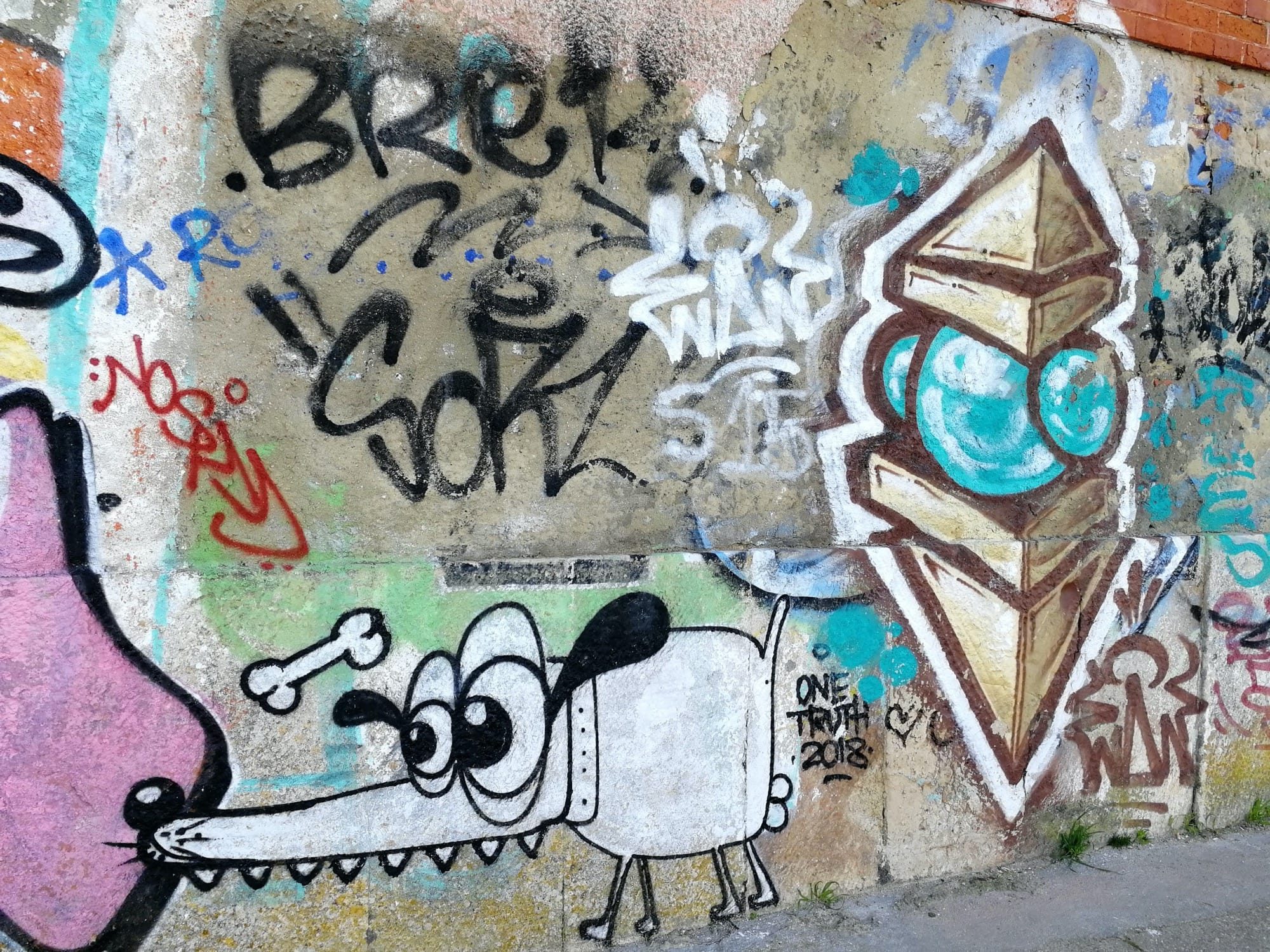 Chien Cartoon et Diamant - Almada — Street art à Lisboa