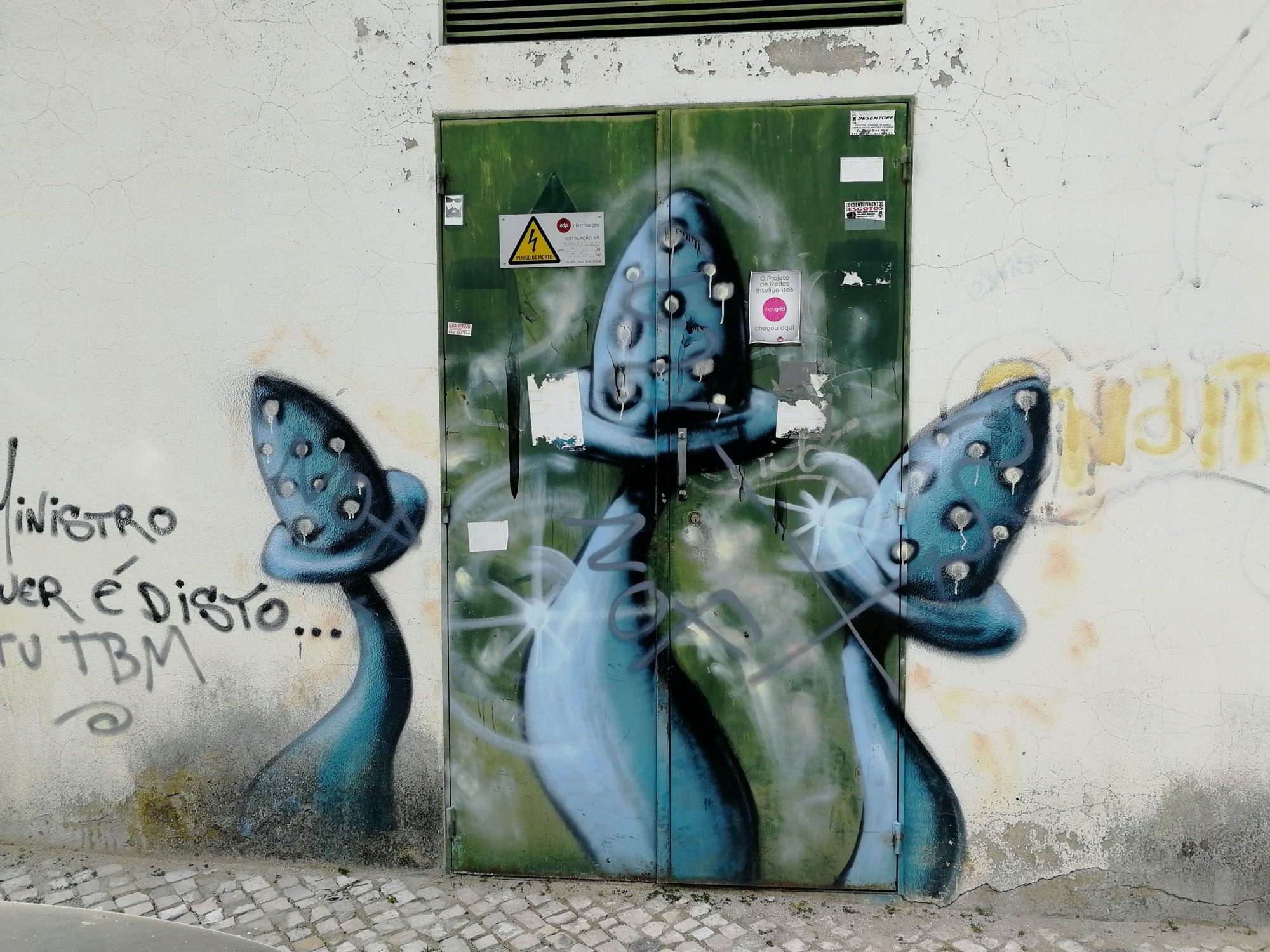 Blue Mushrooms - Lisboa Door — Street art in Almada