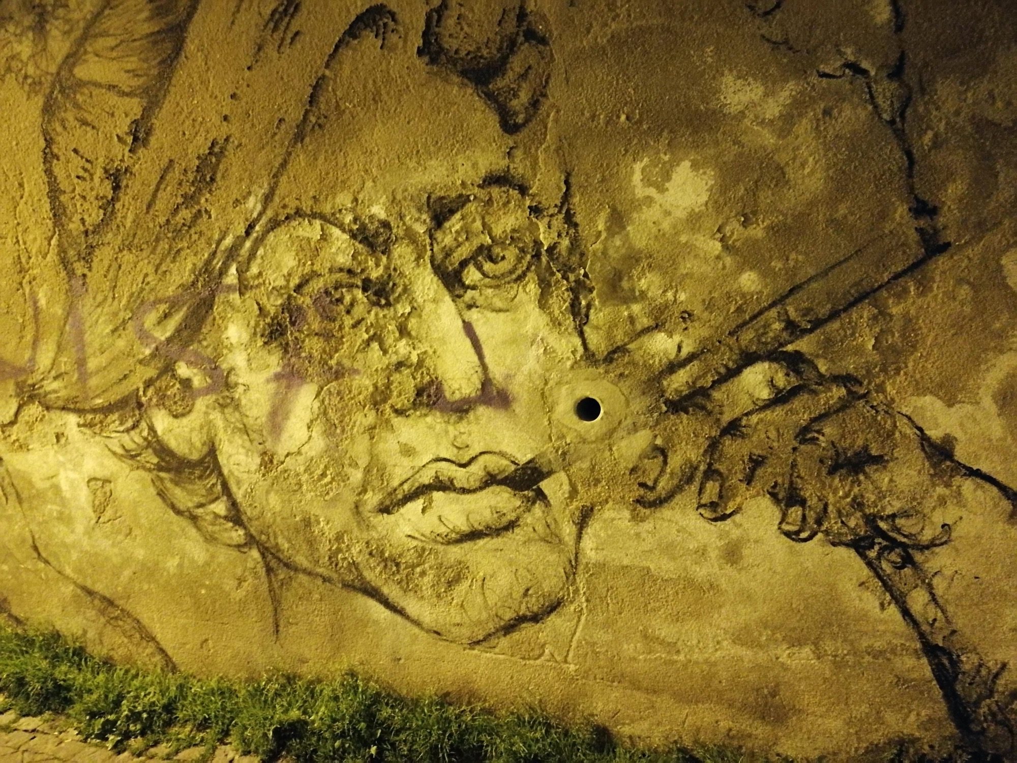 Face and Hands - Graça Lisboa — Street art in Lisboa