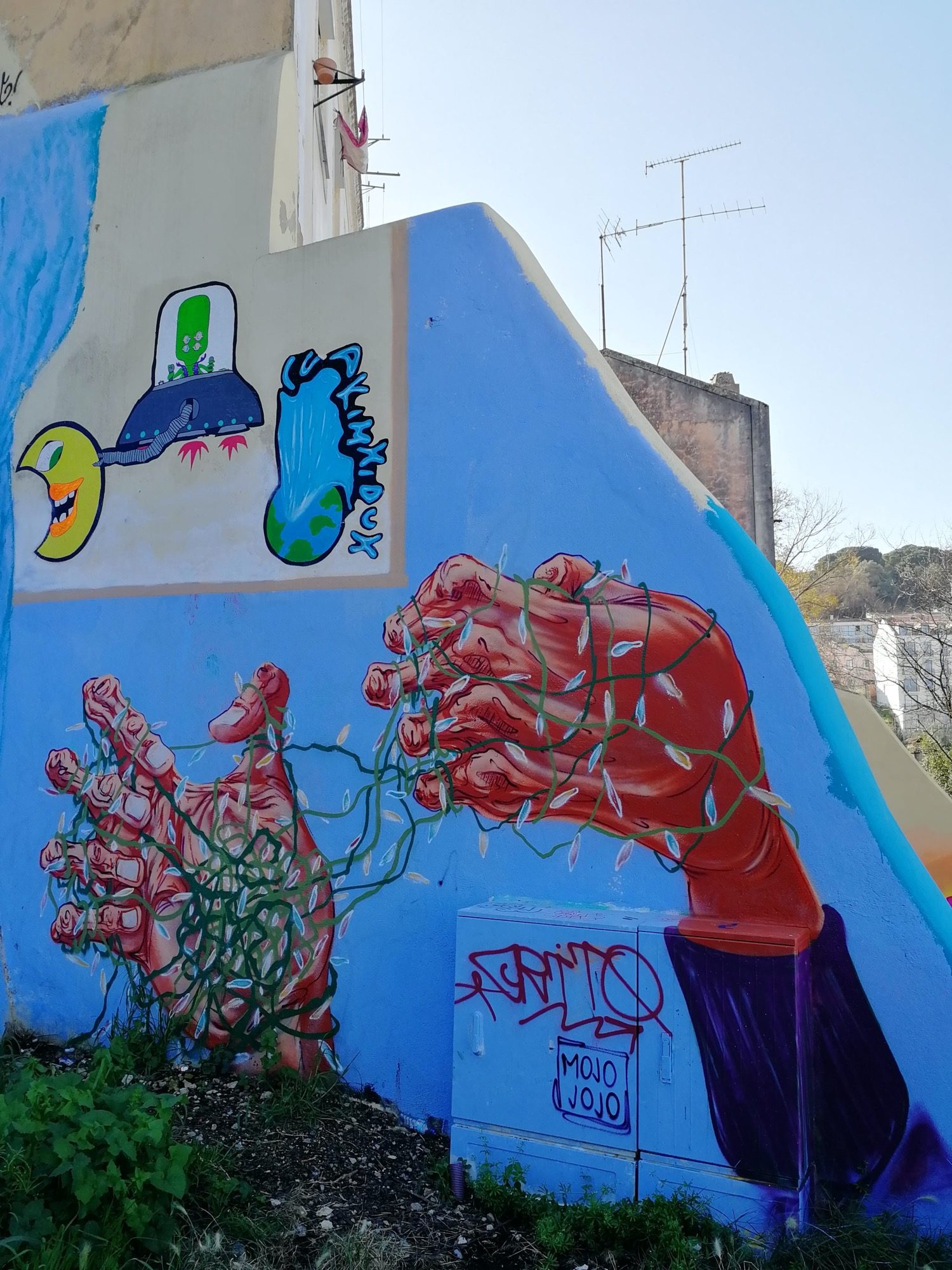 Entangled Hands - Grime Lisboa — Street art in Lisboa