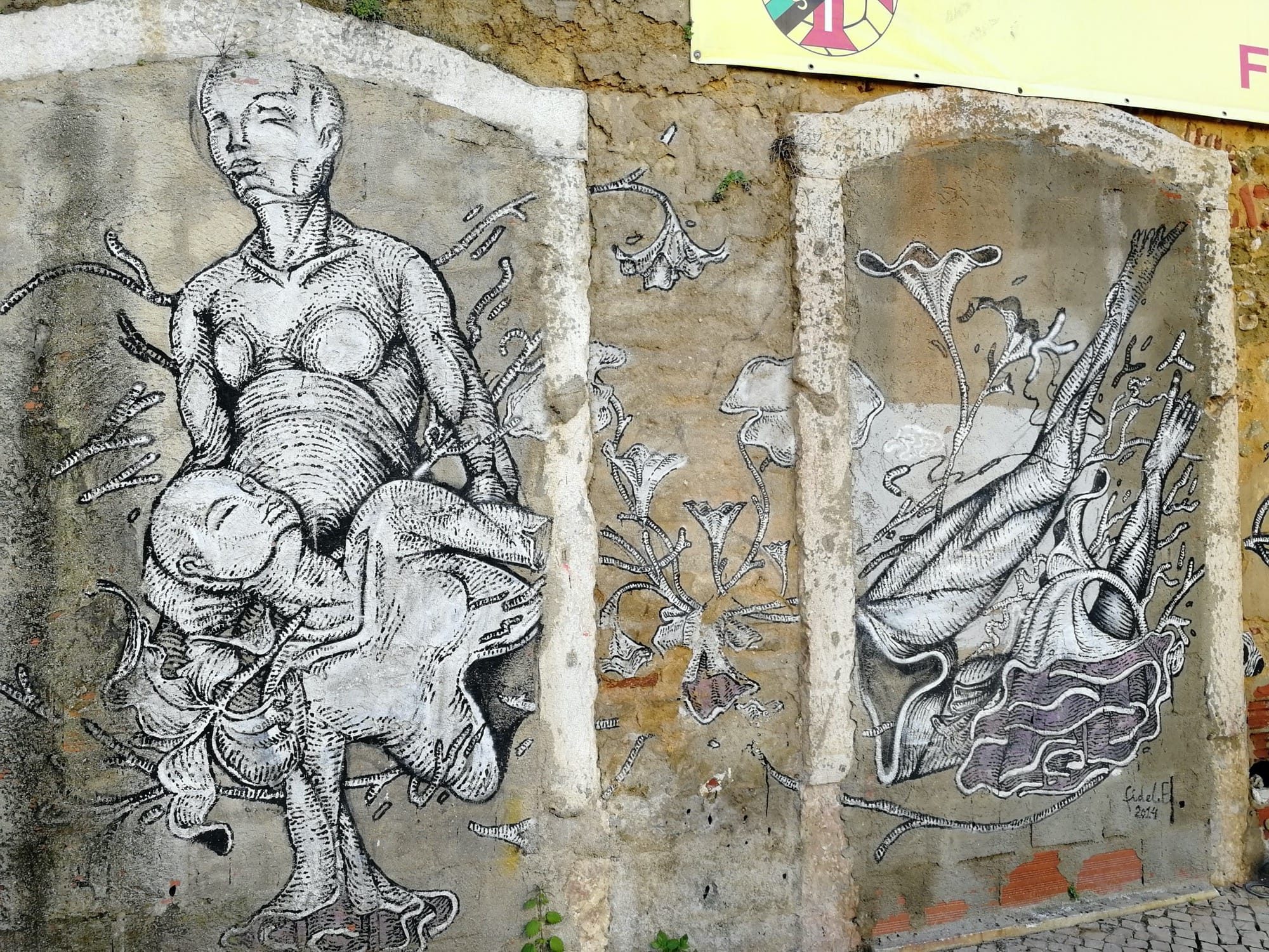 Expressionist Embrace - Black Ink — Street art in Lisboa
