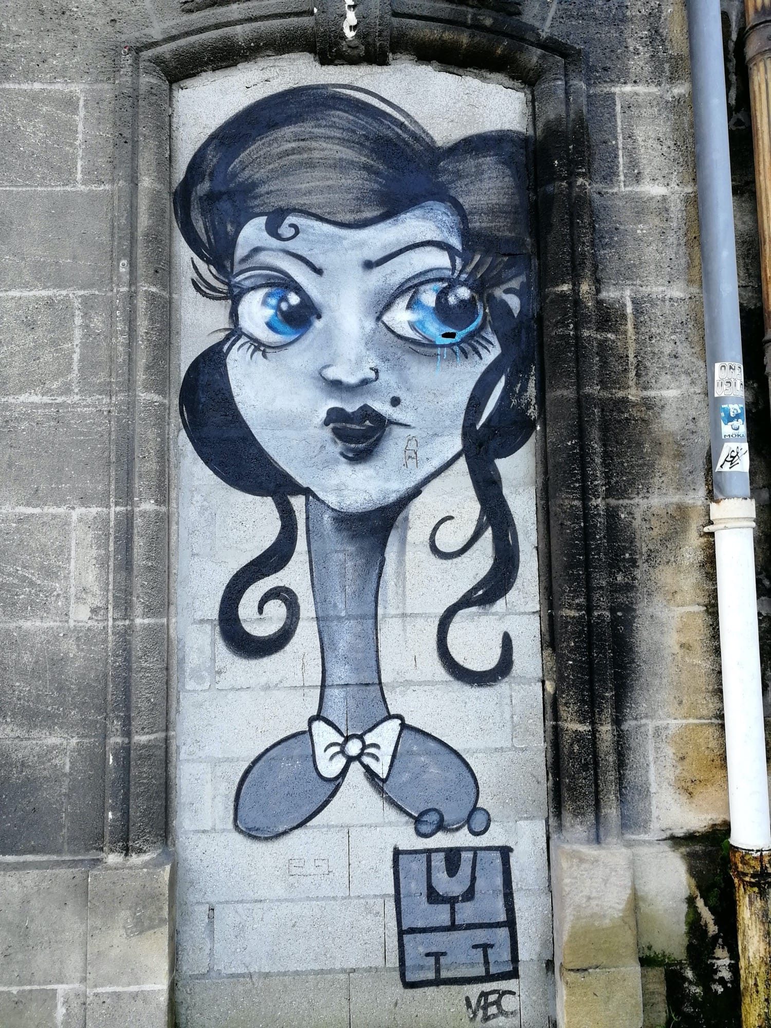 Cartoon Portrait with Big Blue Eyes — Street art in Bordeaux