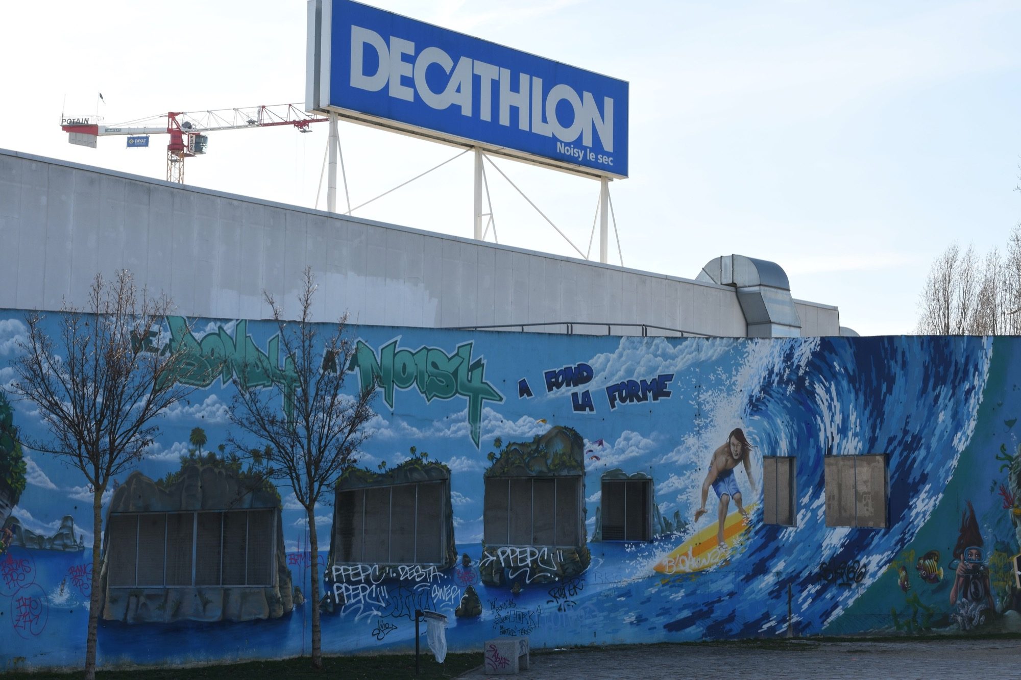 Surfeur devant Decathlon — Street art à Noisy-le-Sec