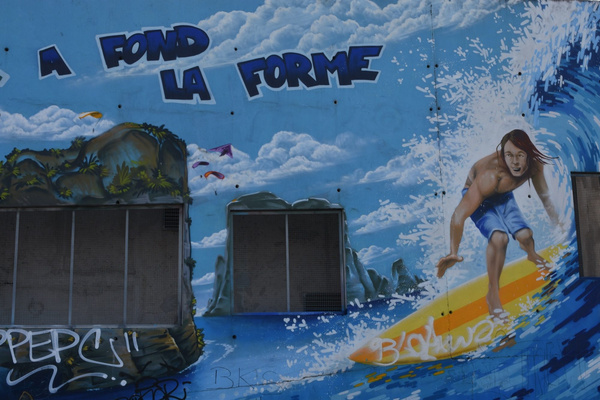 Surfeur devant Decathlon — Street art à Noisy-le-Sec