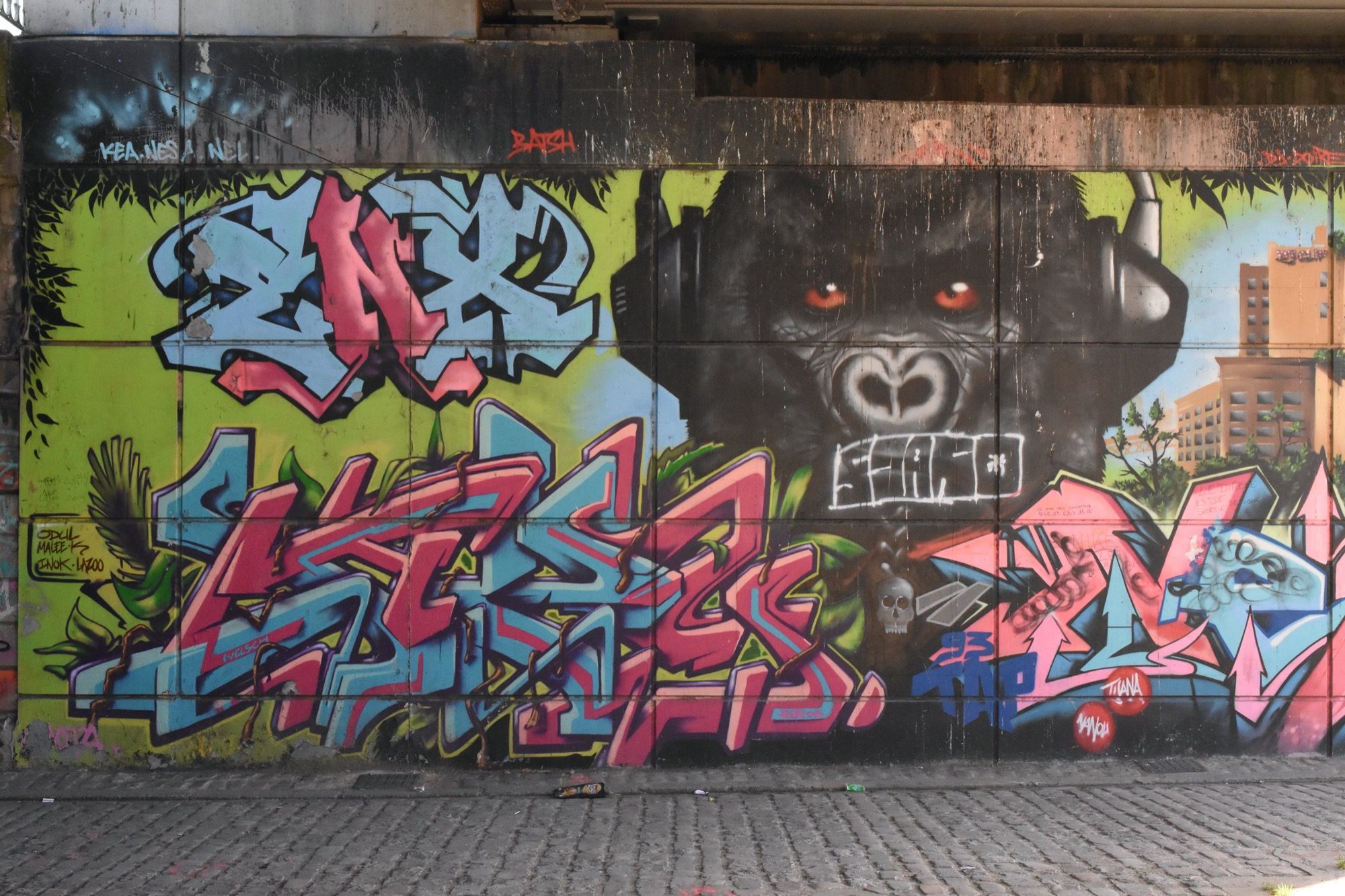 Gorille noir sous le pont — Street art à Noisy-le-Sec