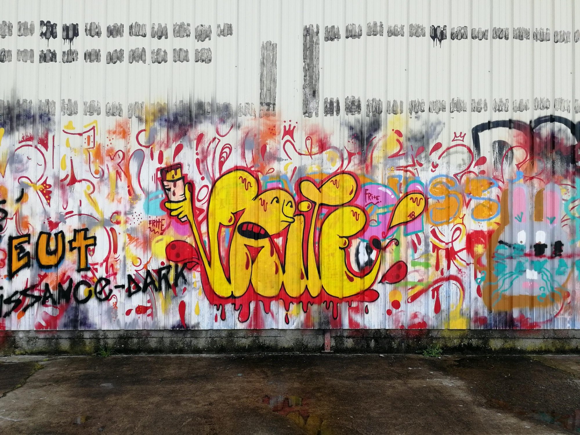 Graffiti coloré lettres et cartoons — Street art à Redon