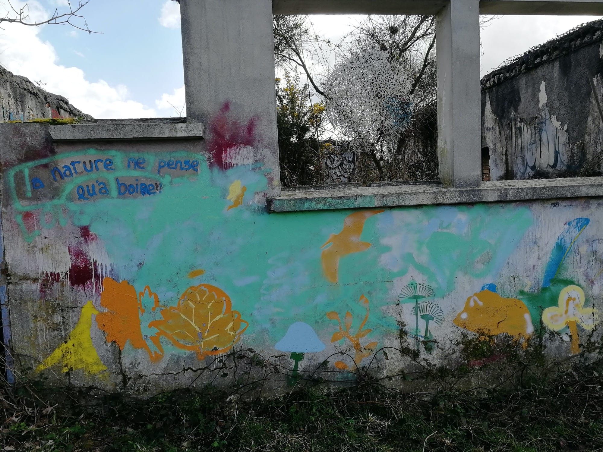Cartoon King with Checkered Body — Street art in Saint-Nicolas-de-Redon
