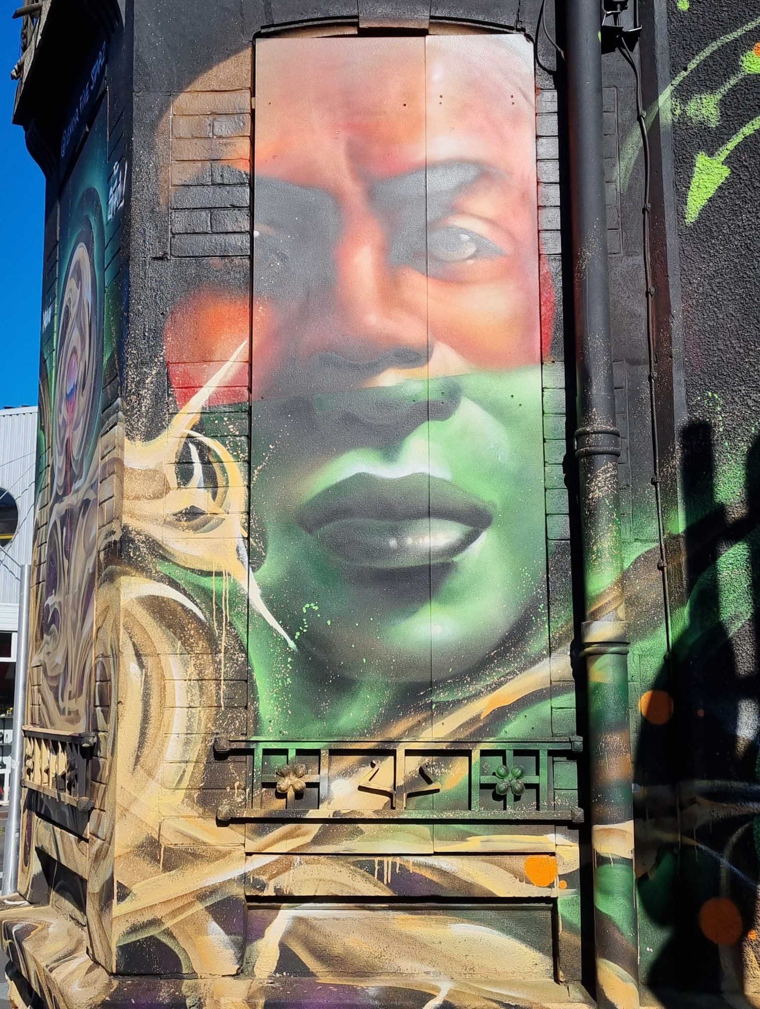 Portrait monumental au ciel bleu — Street art à Clermont-Ferrand
