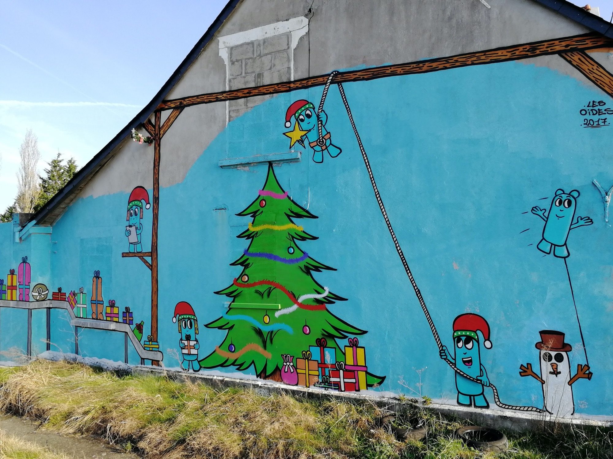 Les Oides Decorate the Christmas Tree — Street art by Les Oides in Montoir-de-Bretagne