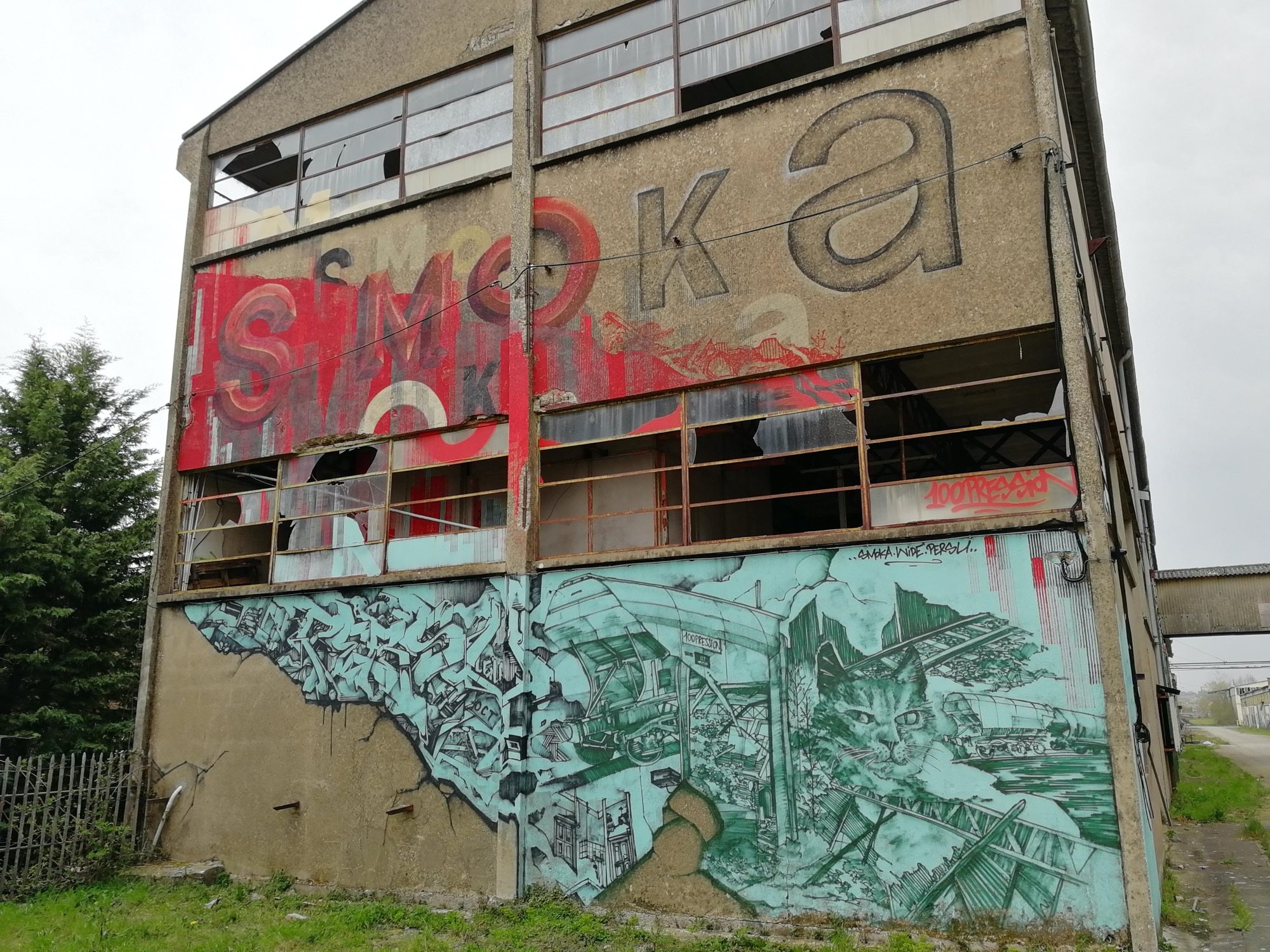 Smoka - fresque murale sur bâtiment industriel — Street art de Smoka, Persu à Issé