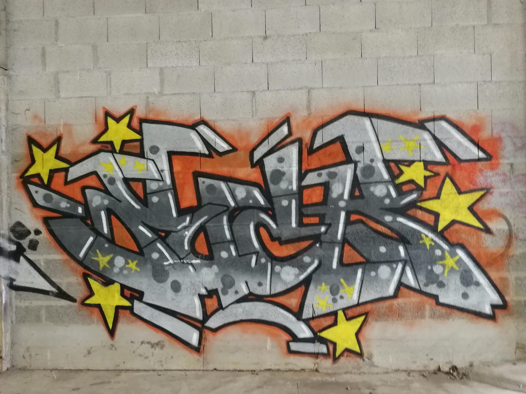 Chrome Grey Graffiti with Yellow Stars — Street art in Issé