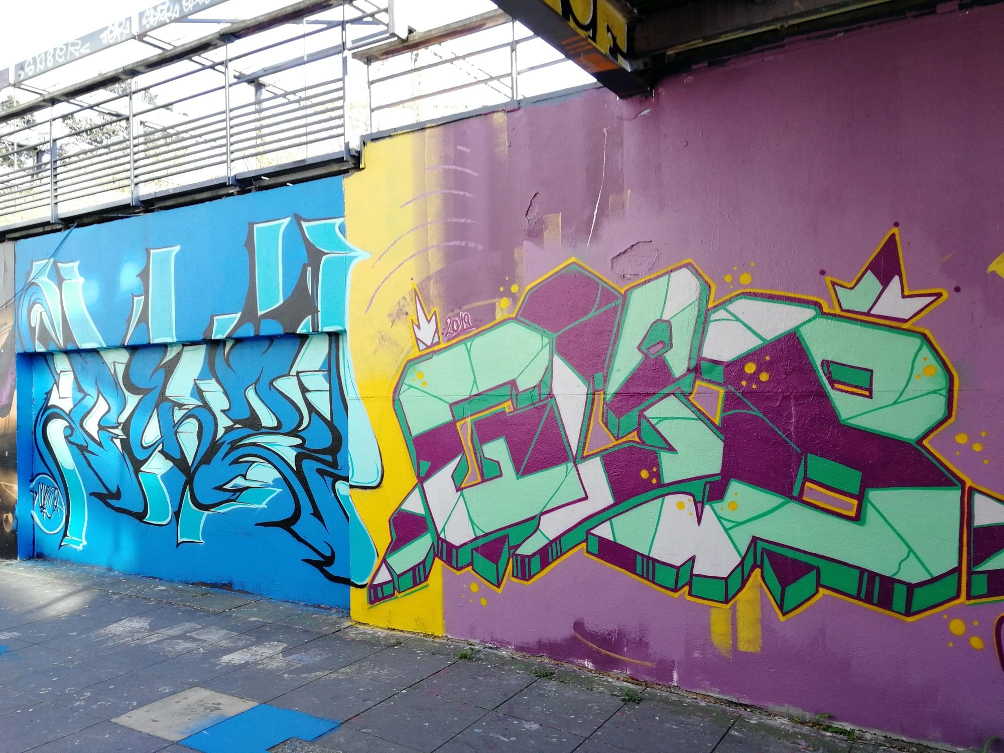 Double graffiti bleu et mauve — Street art à Angers