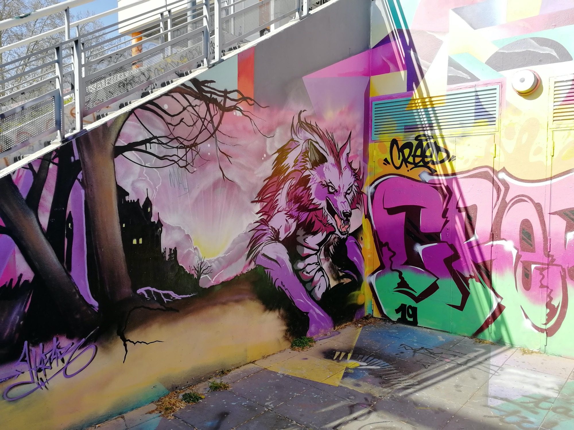 Loup-garou fantasy forêt rose — Street art à Angers