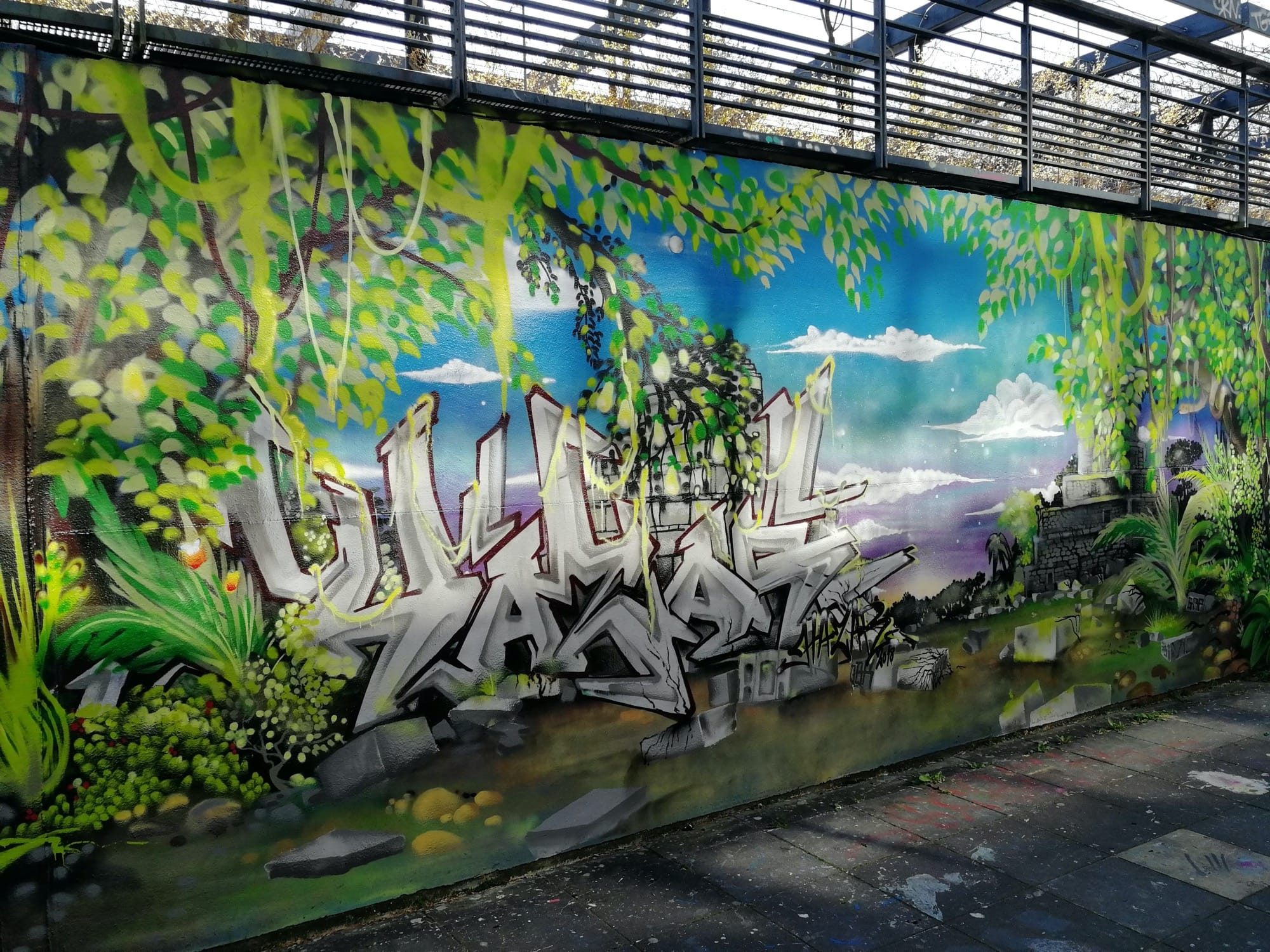 Wildstyle argenté dans la forêt — Street art à Angers