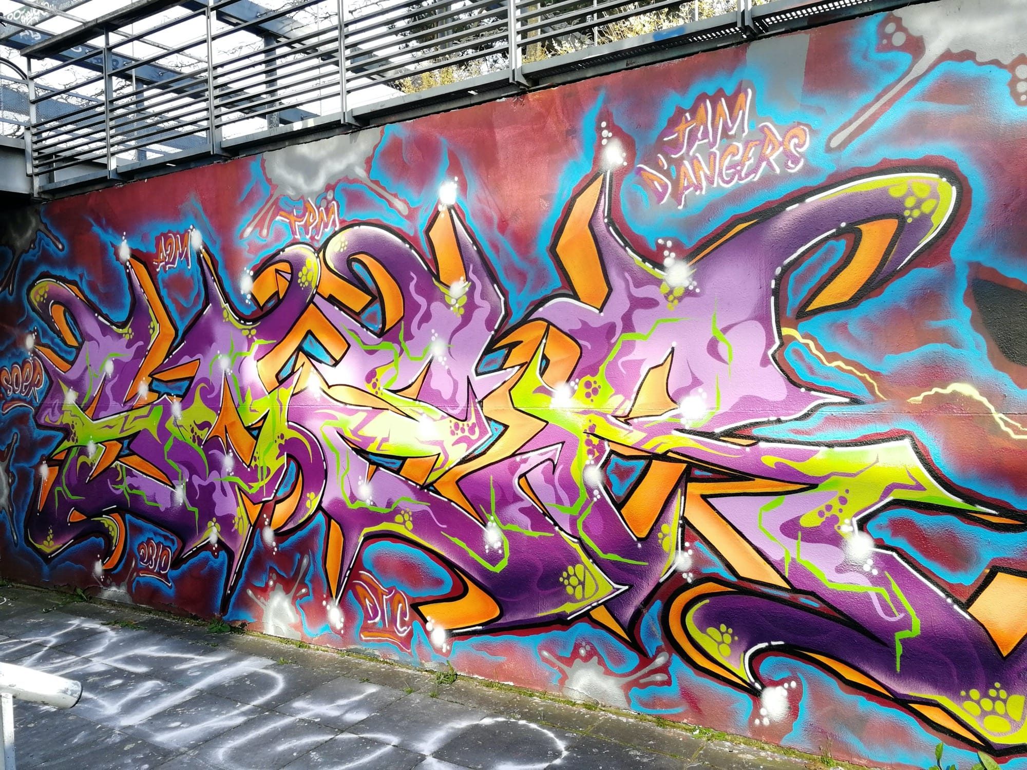 Wildstyle explosif violet et orange — Street art à Angers