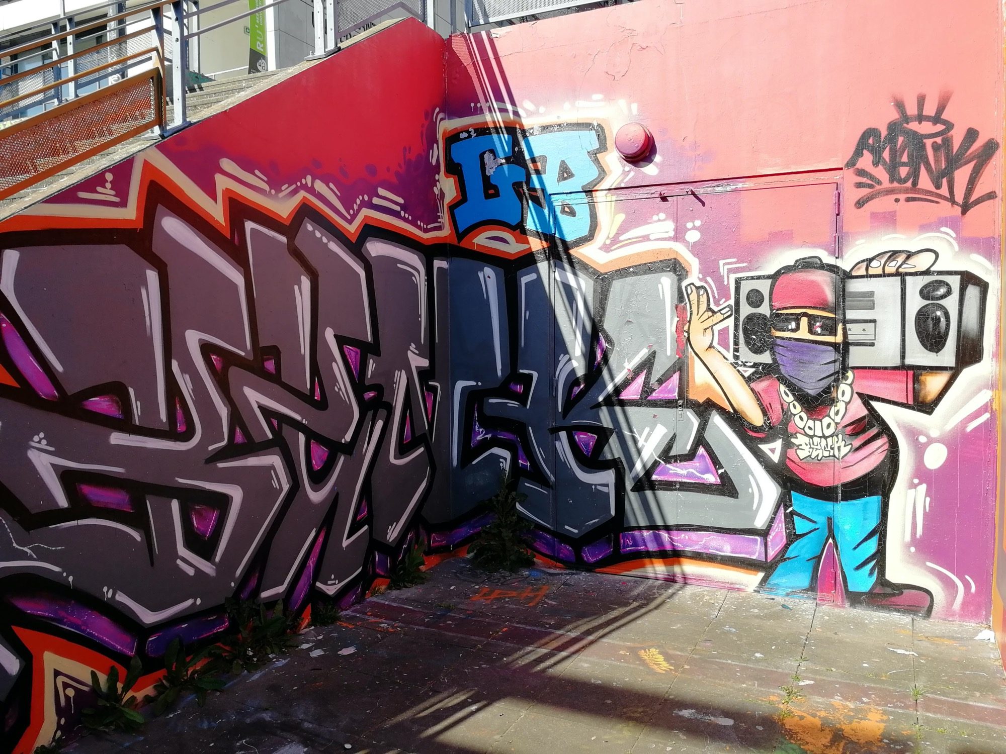 Graffeur avec radio et wildstyle violet — Street art à Angers
