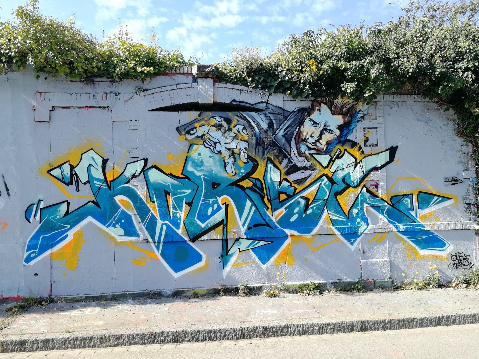 Portrait et wildstyle bleu doré — Street art à Nantes