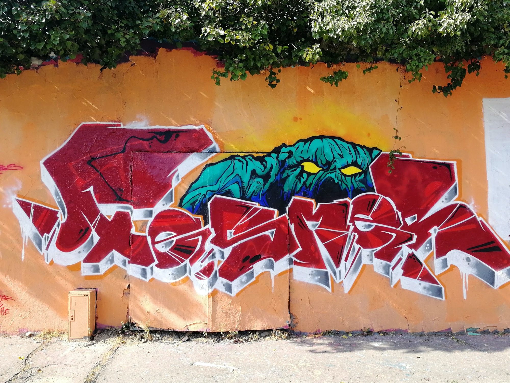 Wildstyle rouge et créature verte — Street art à Nantes