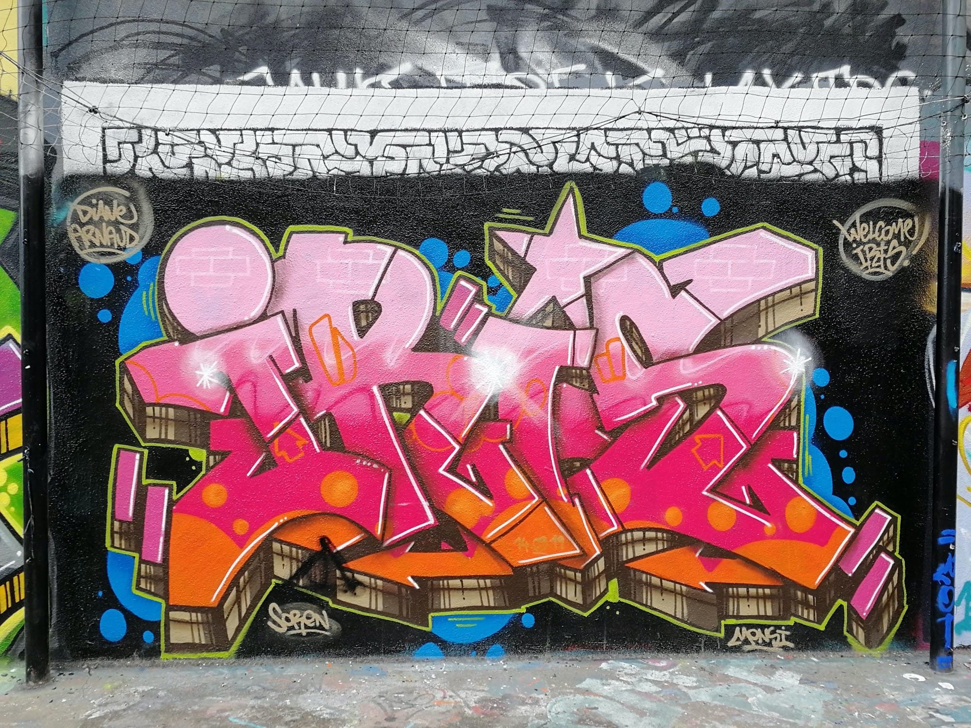 Neon pink wildstyle on black background — Street art in Lyon