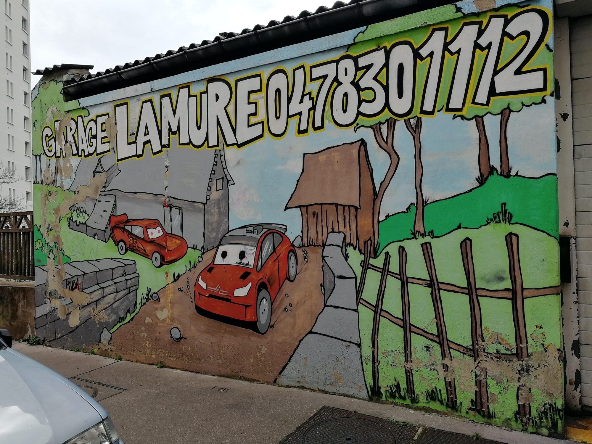 Garage Lamure - voitures cartoon — Street art à Lyon