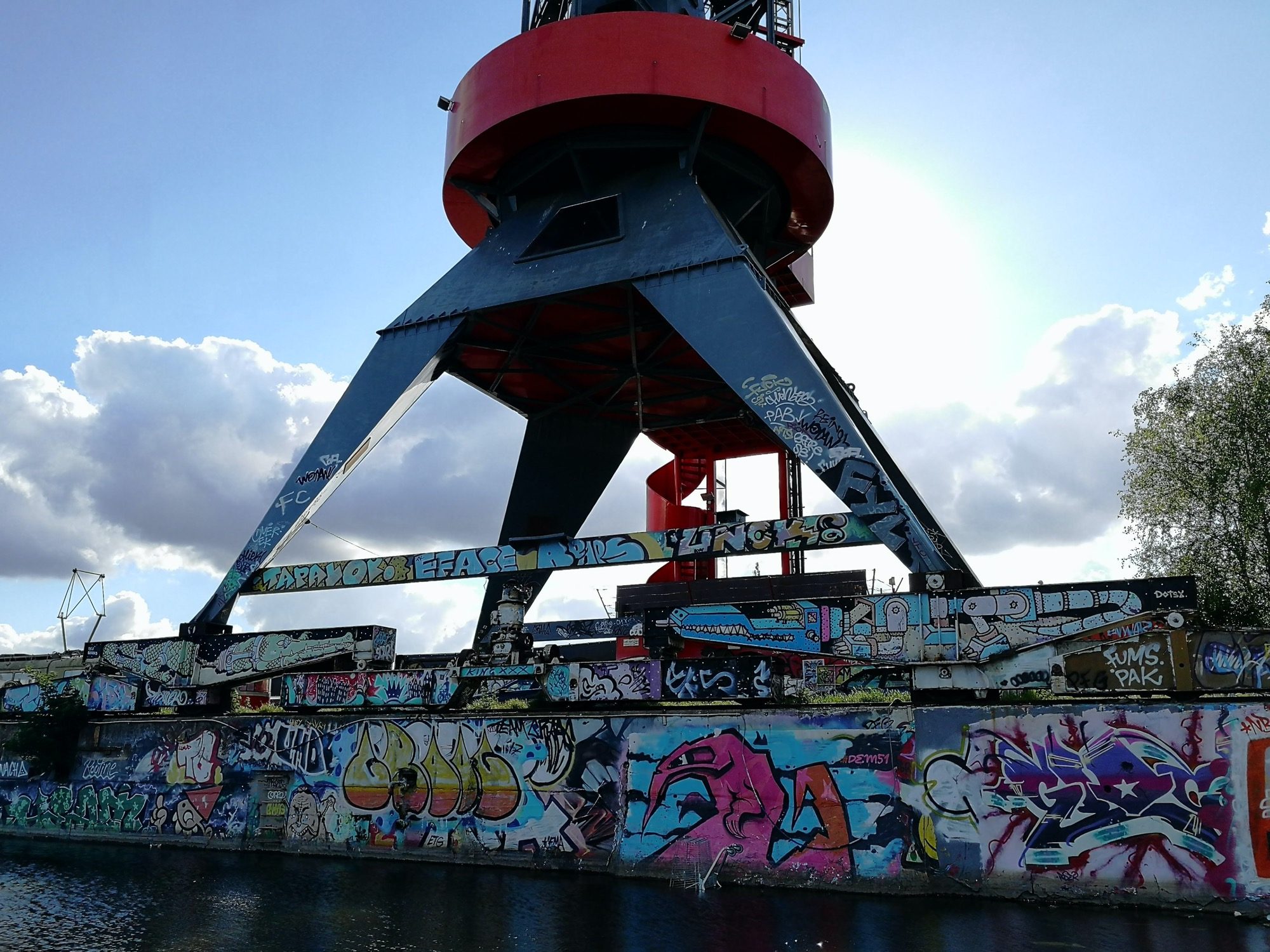 La grue du NDSM couverte de graffitis — Street art à Amsterdam