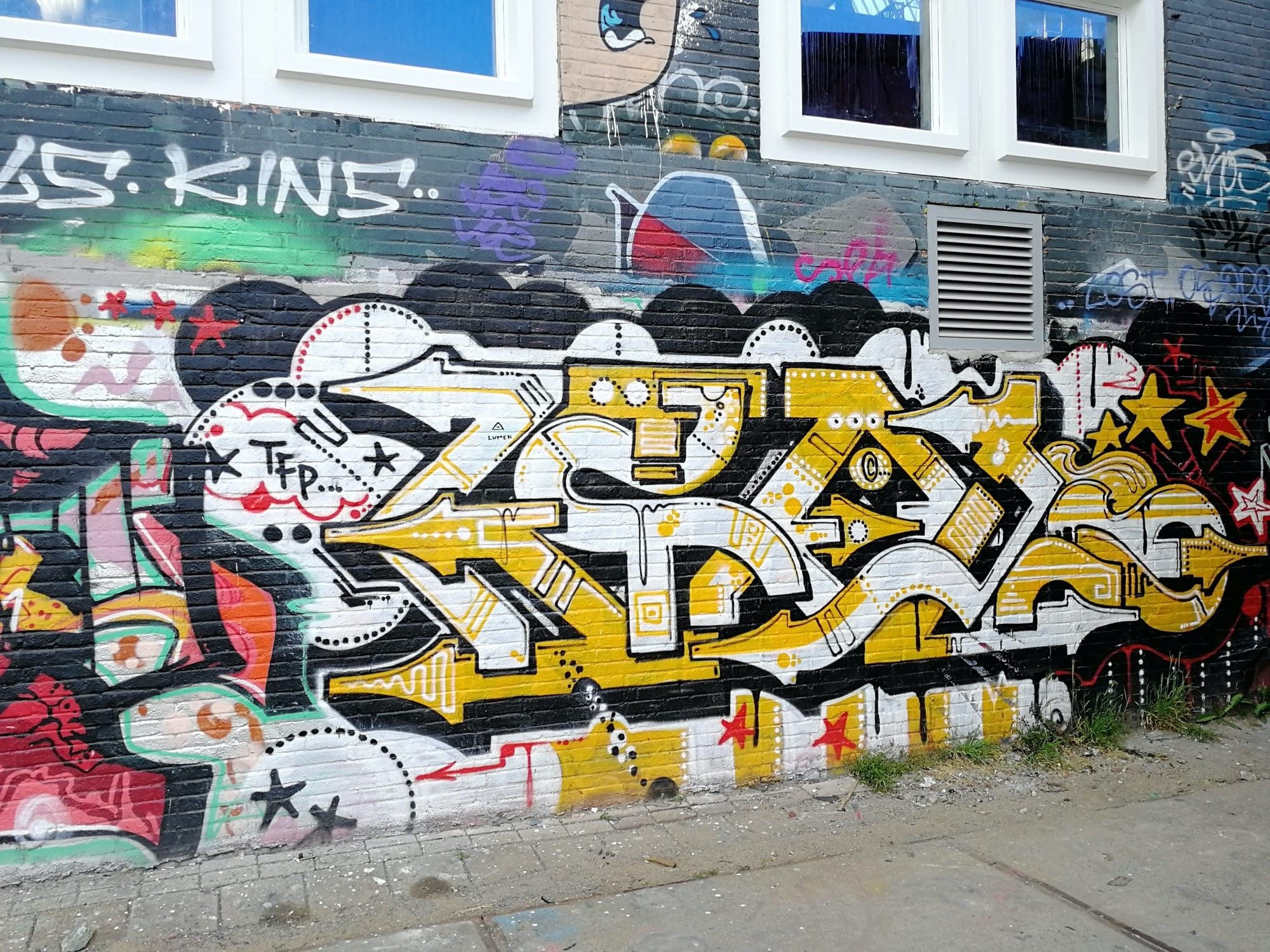 White and Gold Wildstyle — Street art in Amsterdam
