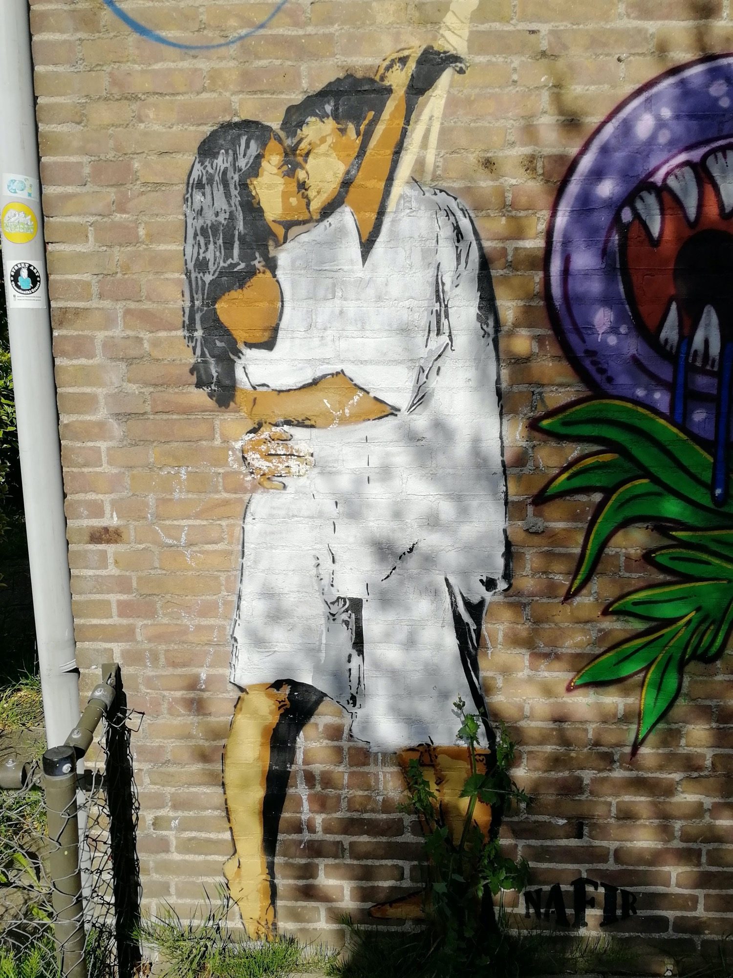 Couple in Love - Romantic Embrace — Street art in Amsterdam