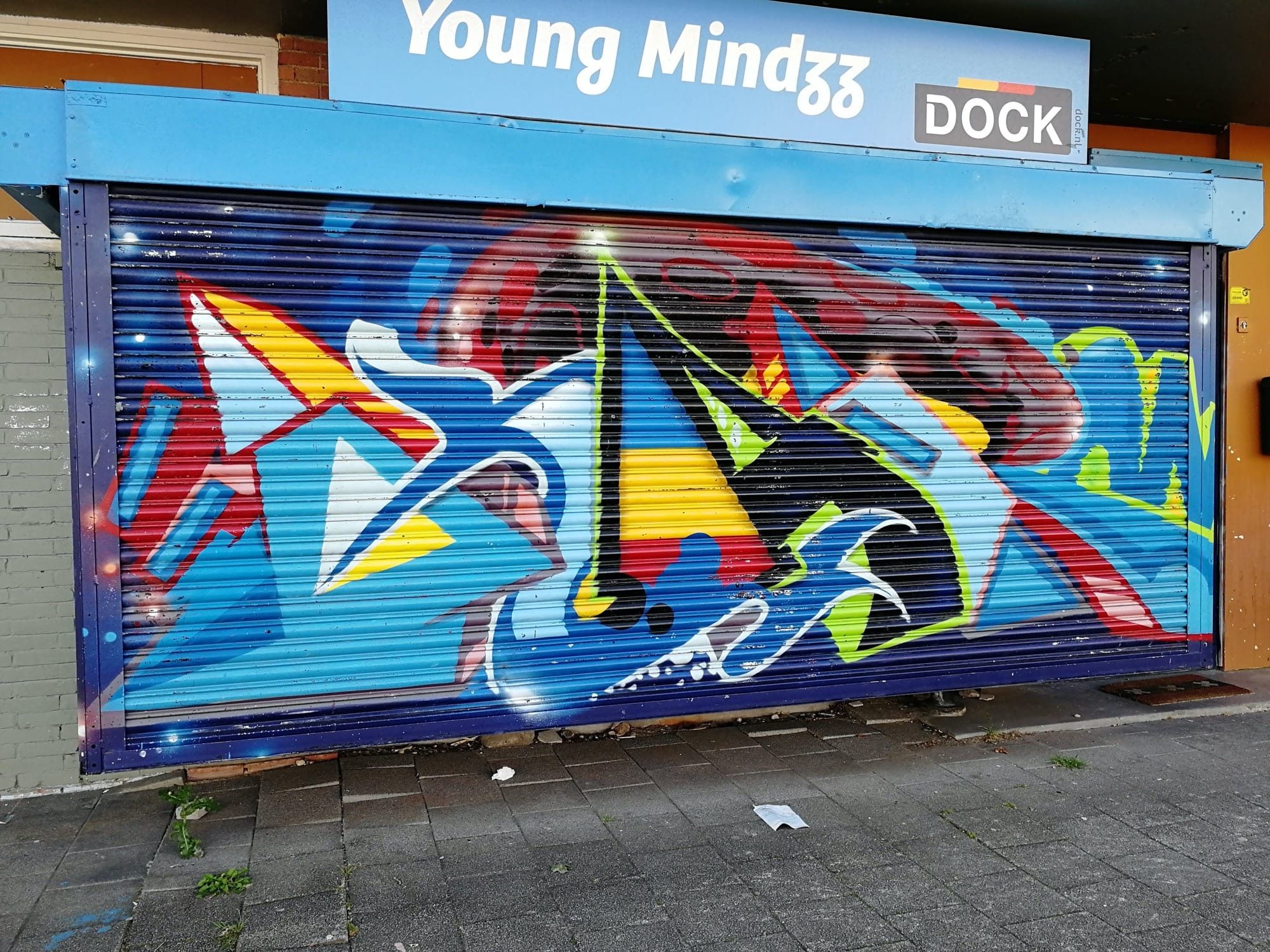 Wildstyle abstrait sur rideau métallique — Street art à Amsterdam