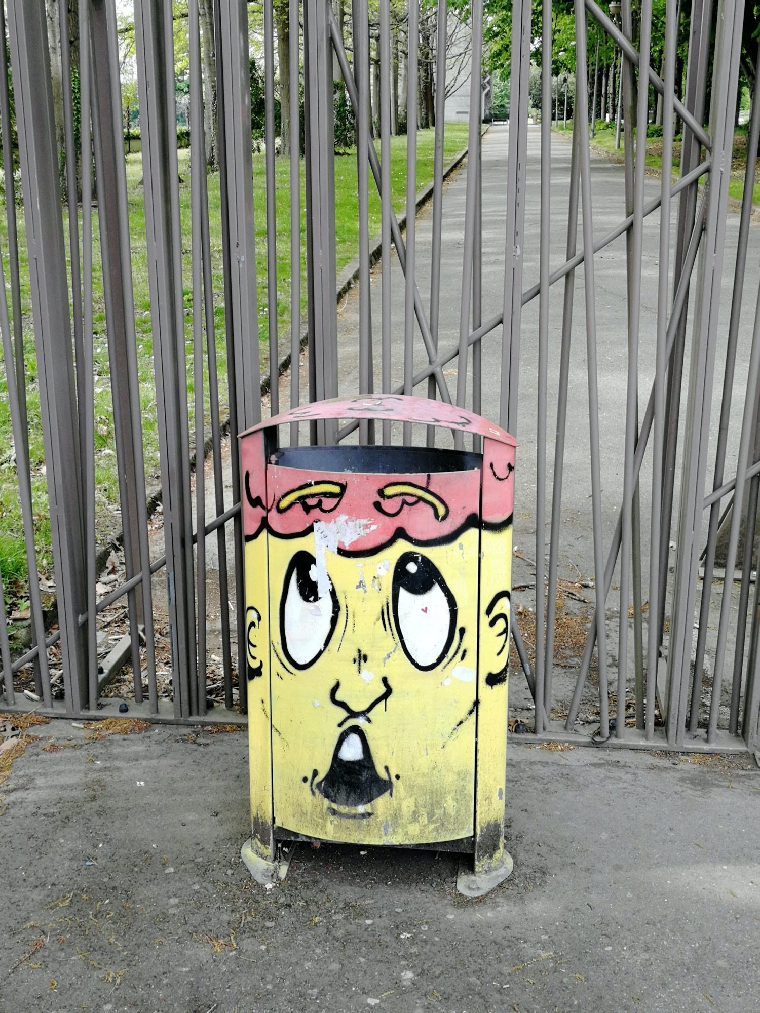 Poubelle à visage cartoon — Street art à Nantes