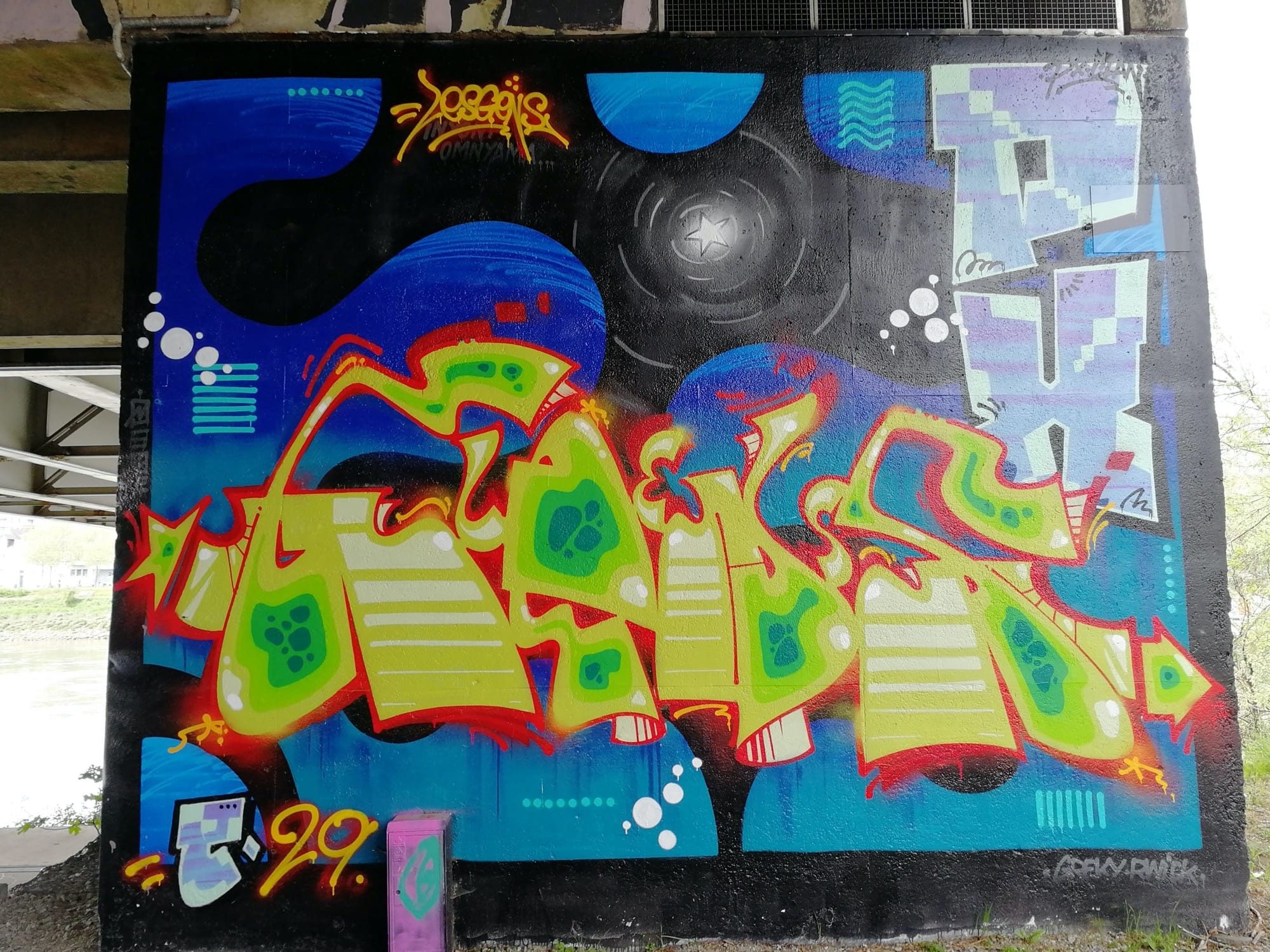 Yellow-Green Wildstyle on Cosmic Blue Background — Street art in Nantes