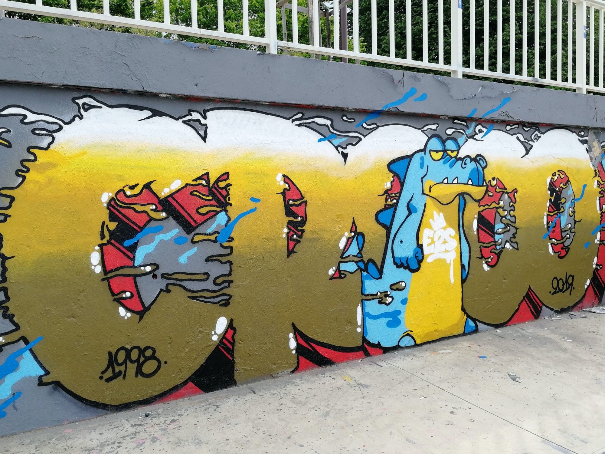 Lettres or et dinosaure bleu, 1998-2019 — Street art à Nantes
