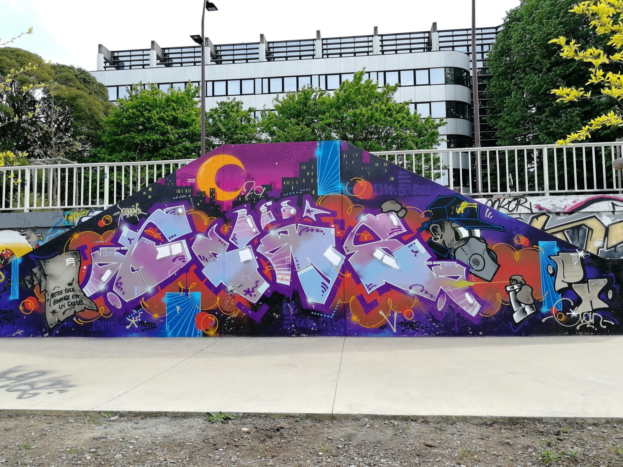 Wildstyle violet, scène urbaine nocturne — Street art à Nantes