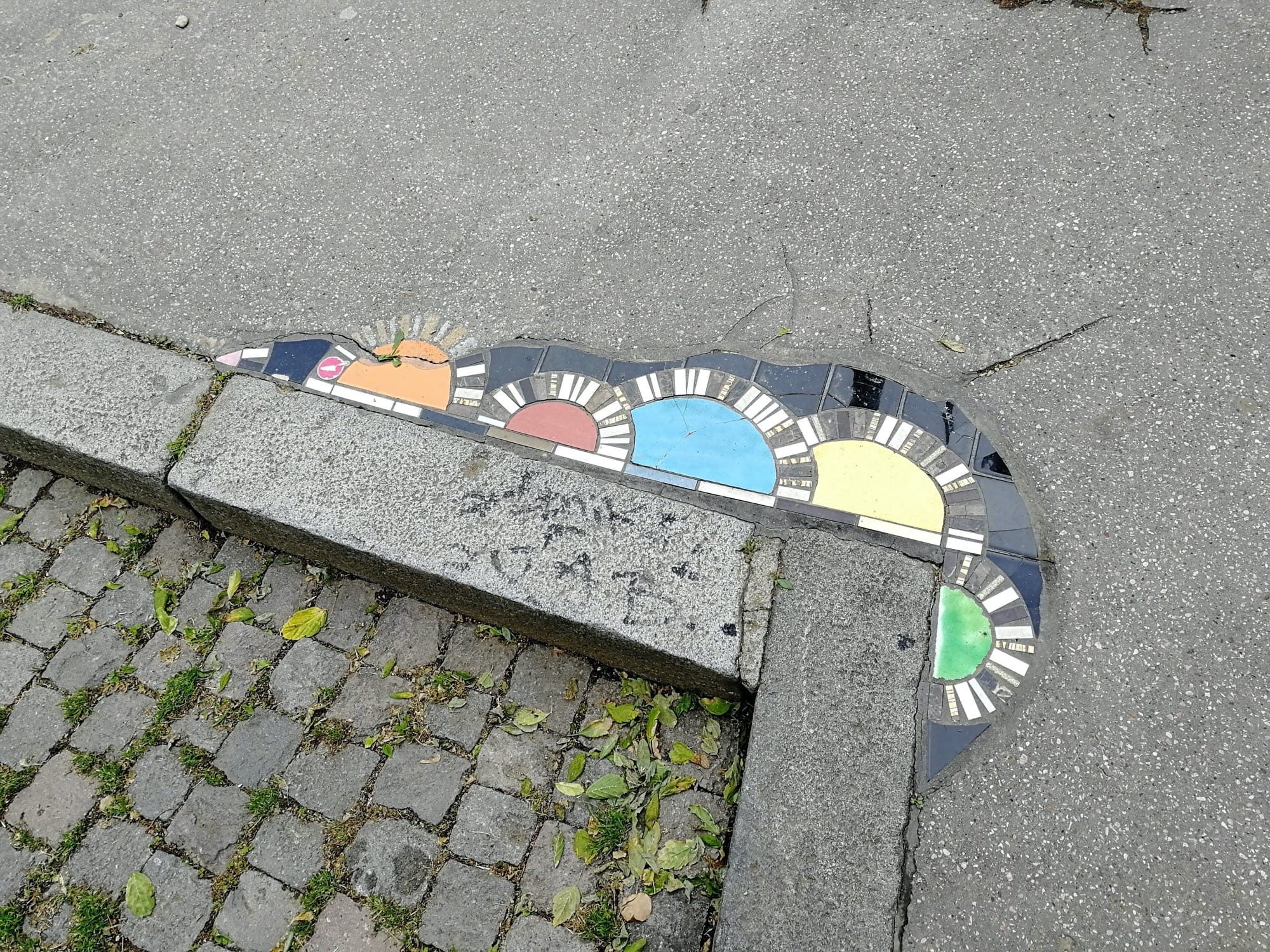 Ememem, arc en mosaïque sur bordure — Street art de Ememem à Lyon
