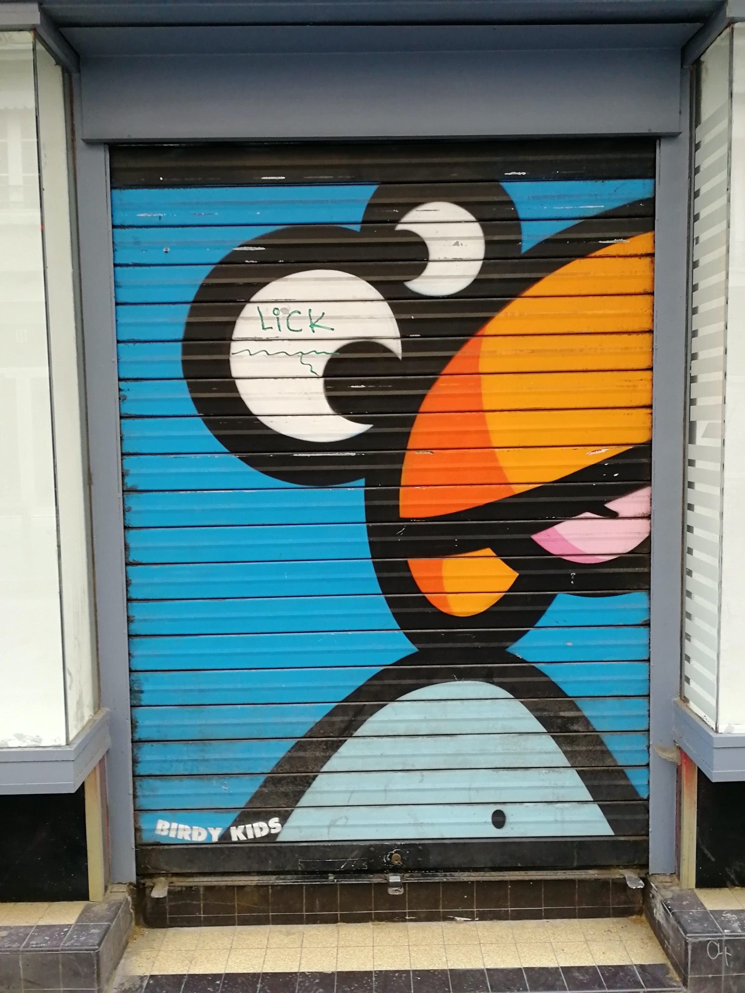 Birdy Kids — oiseau cartoon sur rideau bleu — Street art de Birdy kids à Lyon