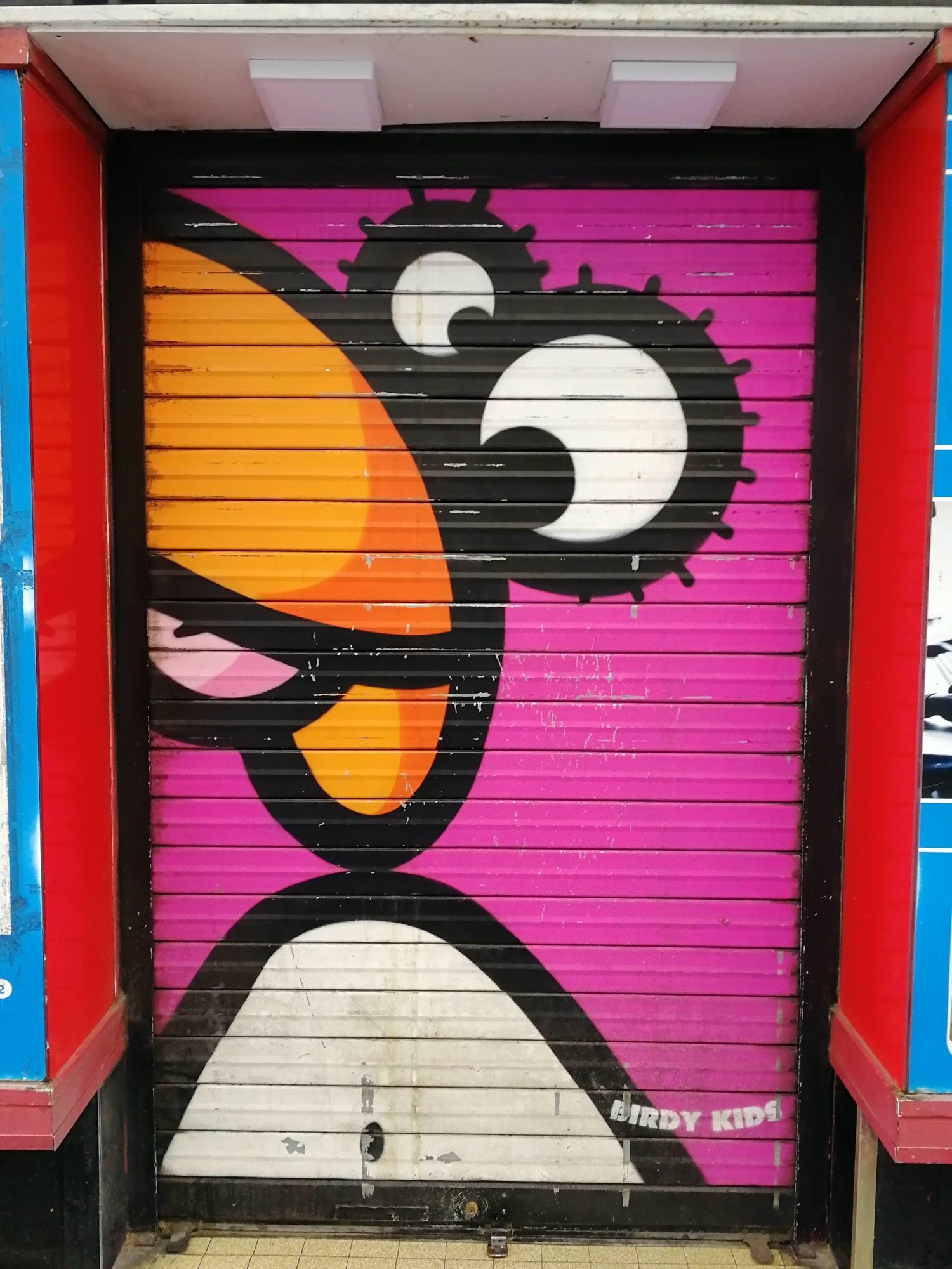 Birdy Kids - oiseau cartoon sur rideau rose — Street art de Birdy kids à Lyon