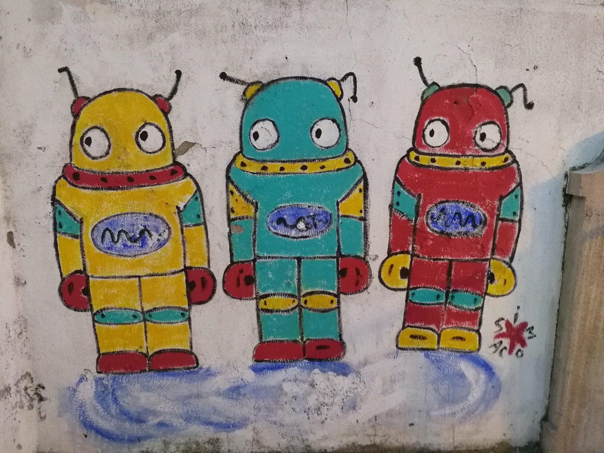 Simona Accattatis, trio de robots jouets — Street art de Simona Accattatis à Lisboa