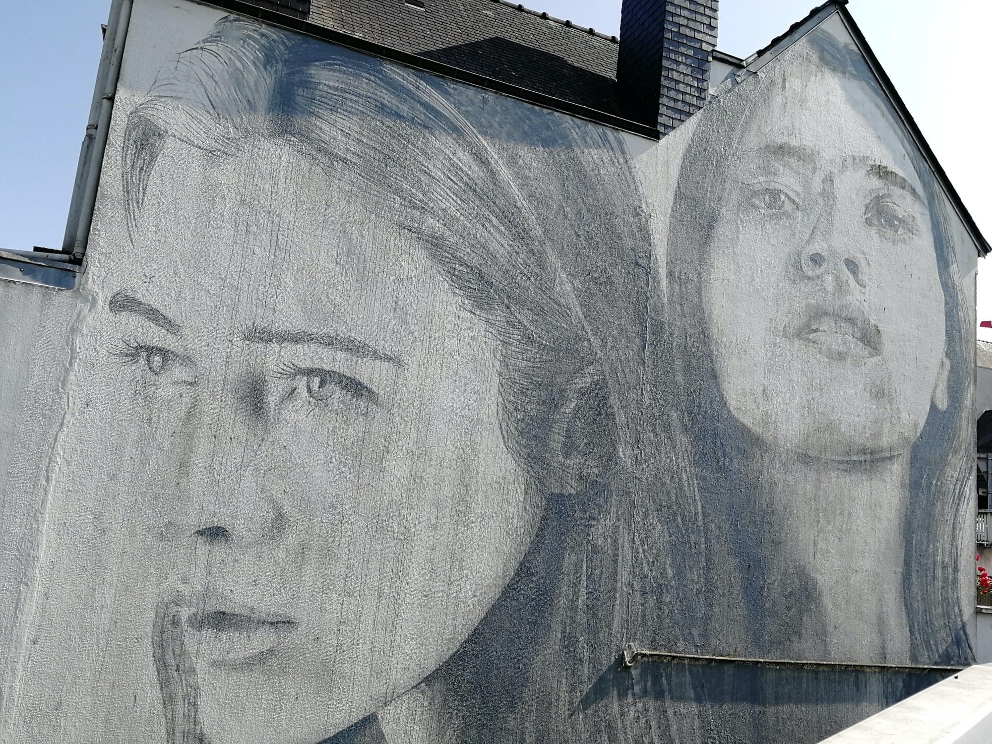 Rone, duo de portraits féminins sur immeuble — Street art de Rone à Vannes