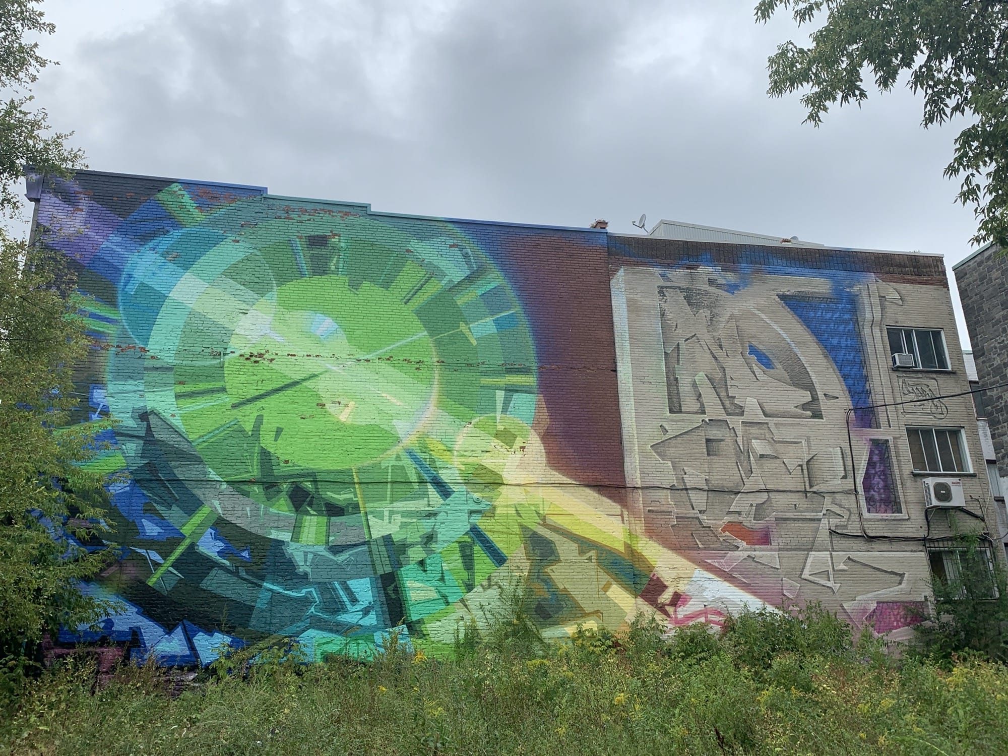 Bicolor Cosmic Abstraction — Street art in Montréal