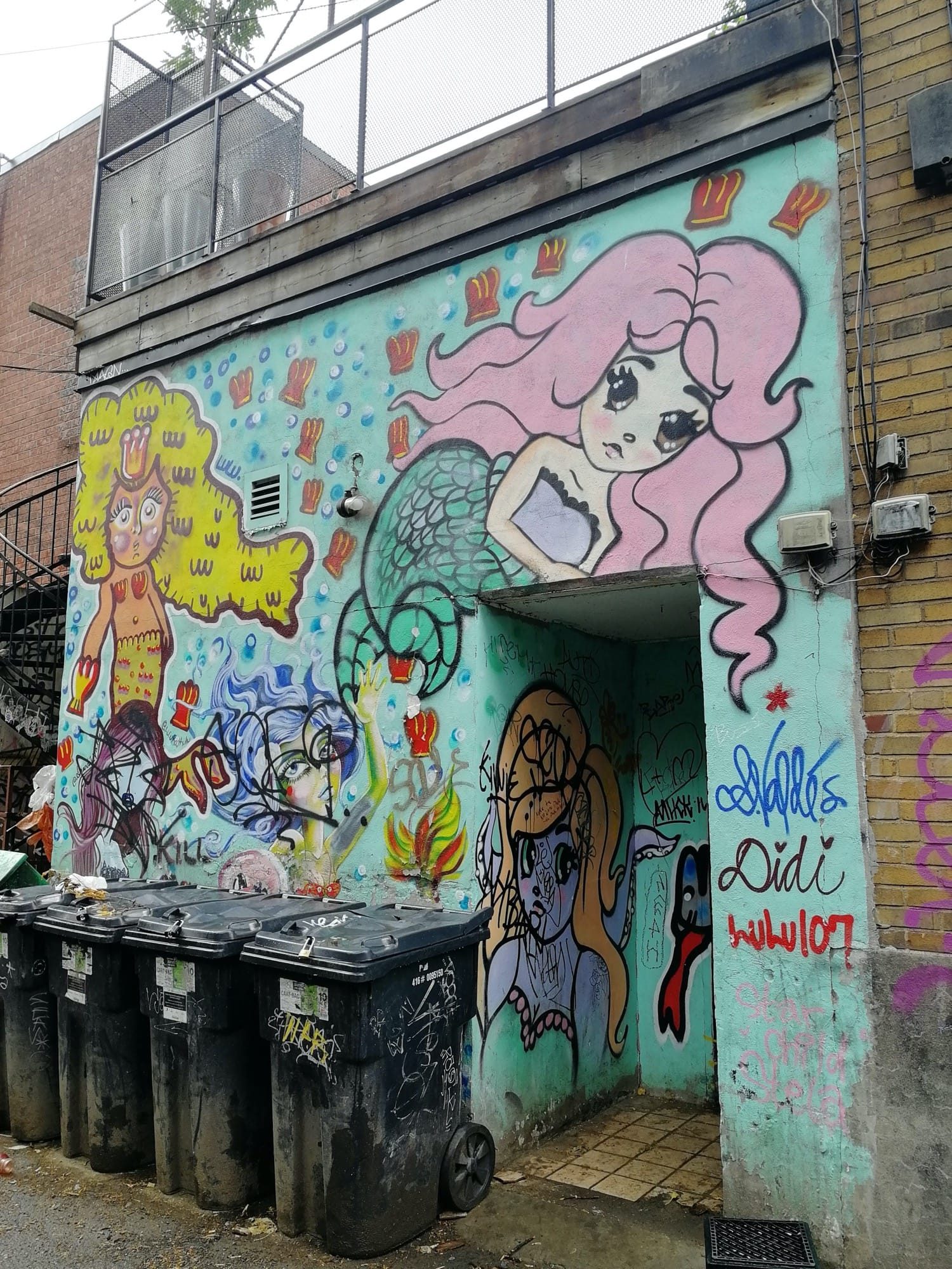 Sirène Rose et Personnages Couronnés — Street art à Montréal