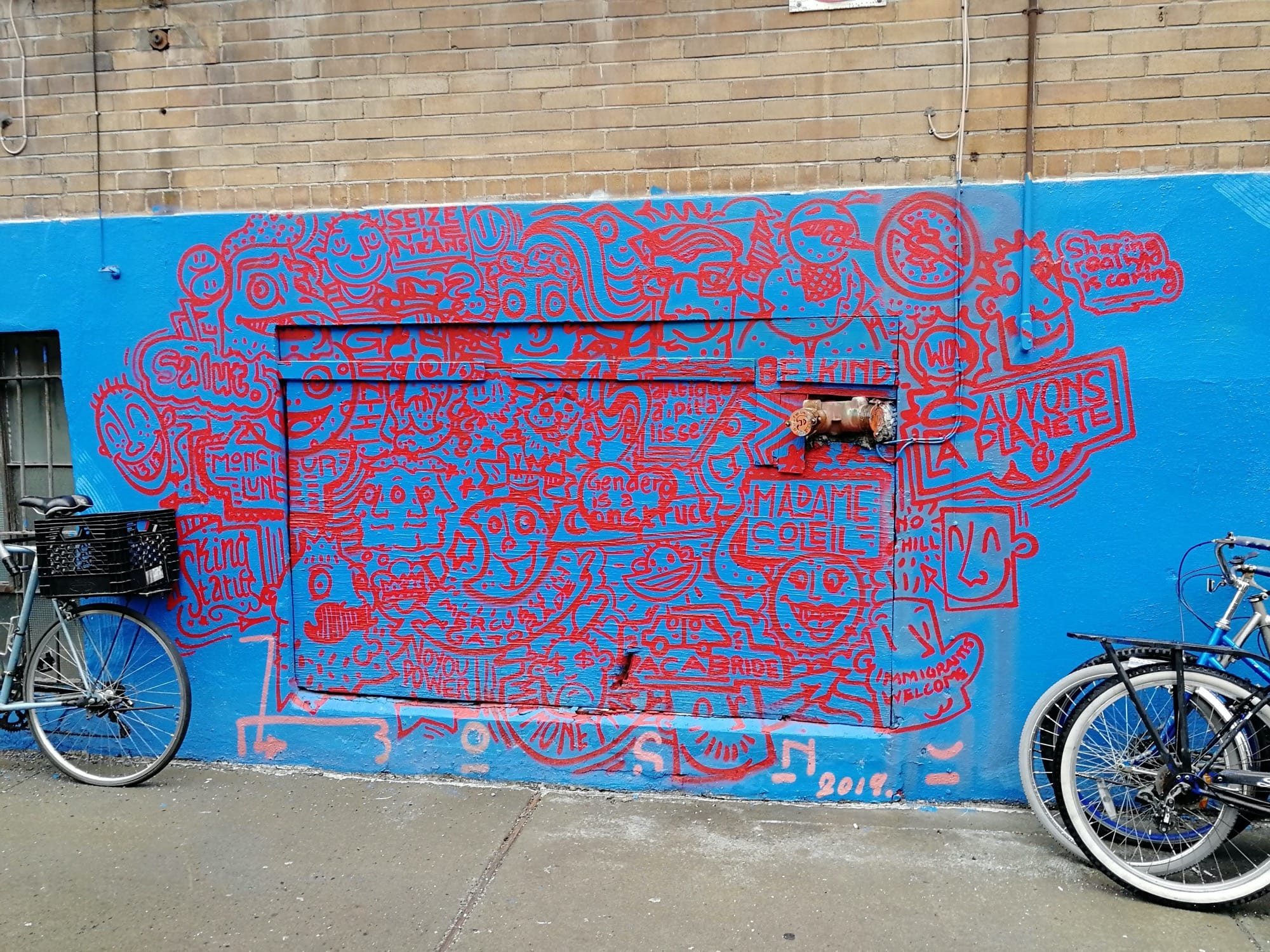 Lignes Rouges sur Bleu - Dessin Continu — Street art à Montréal