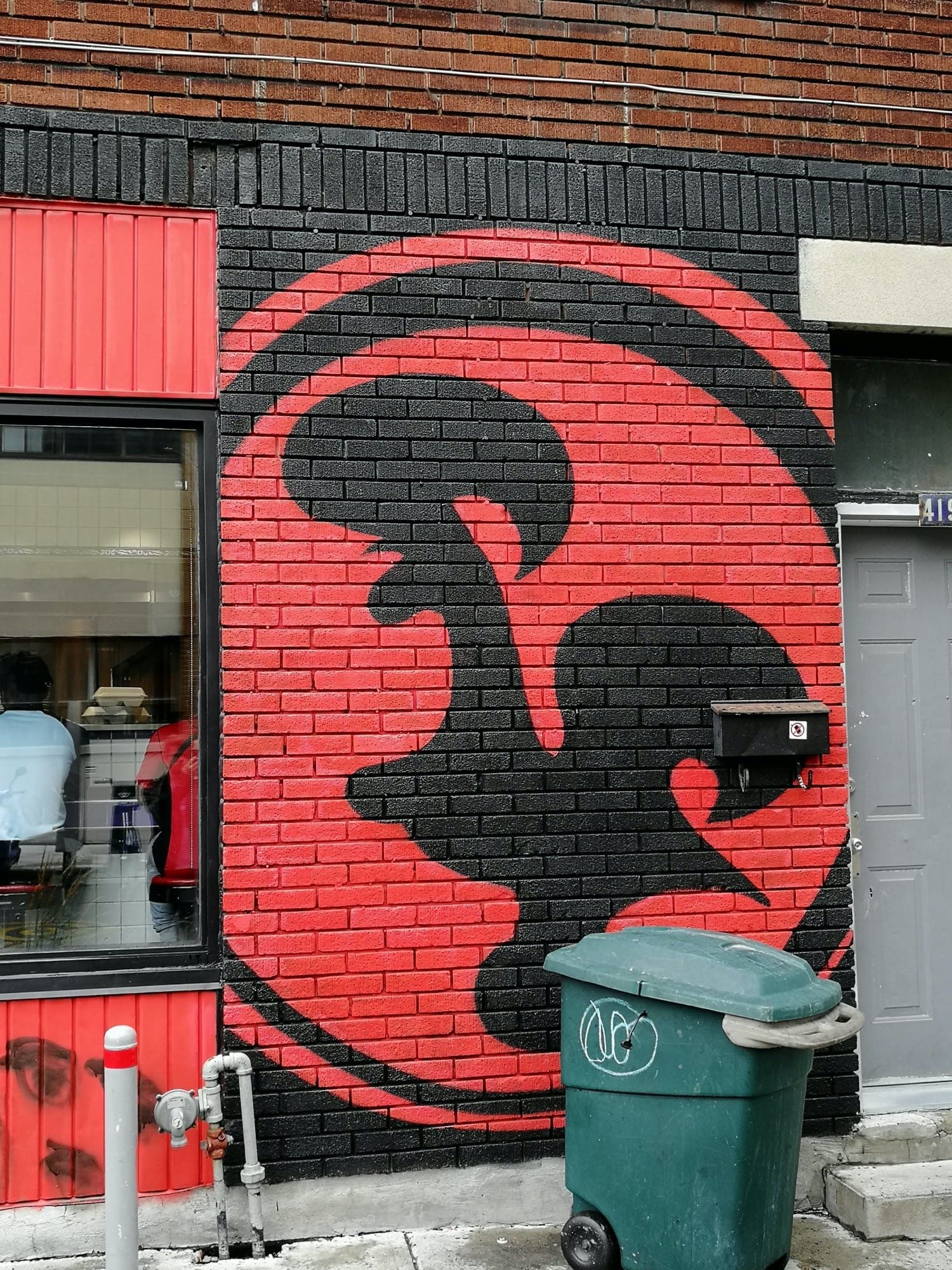 Écureuil rouge et noir — Street art à Montréal