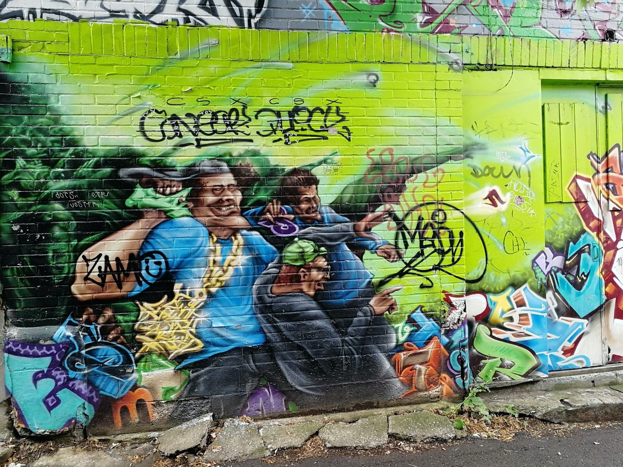 Trois personnages aux chaînes d'or — Street art à Montréal