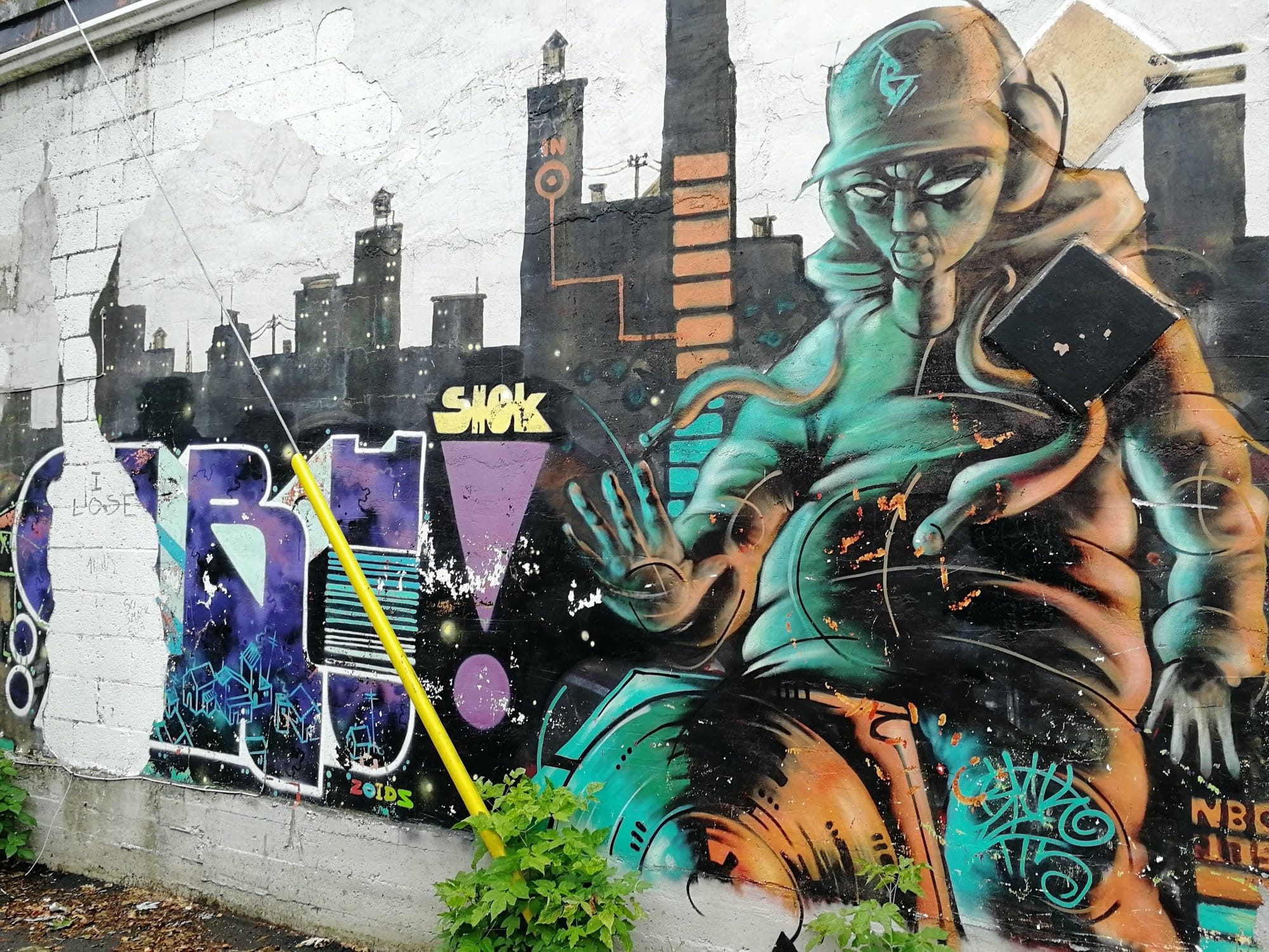 Figure turquoise au troisième œil — Street art à Montréal
