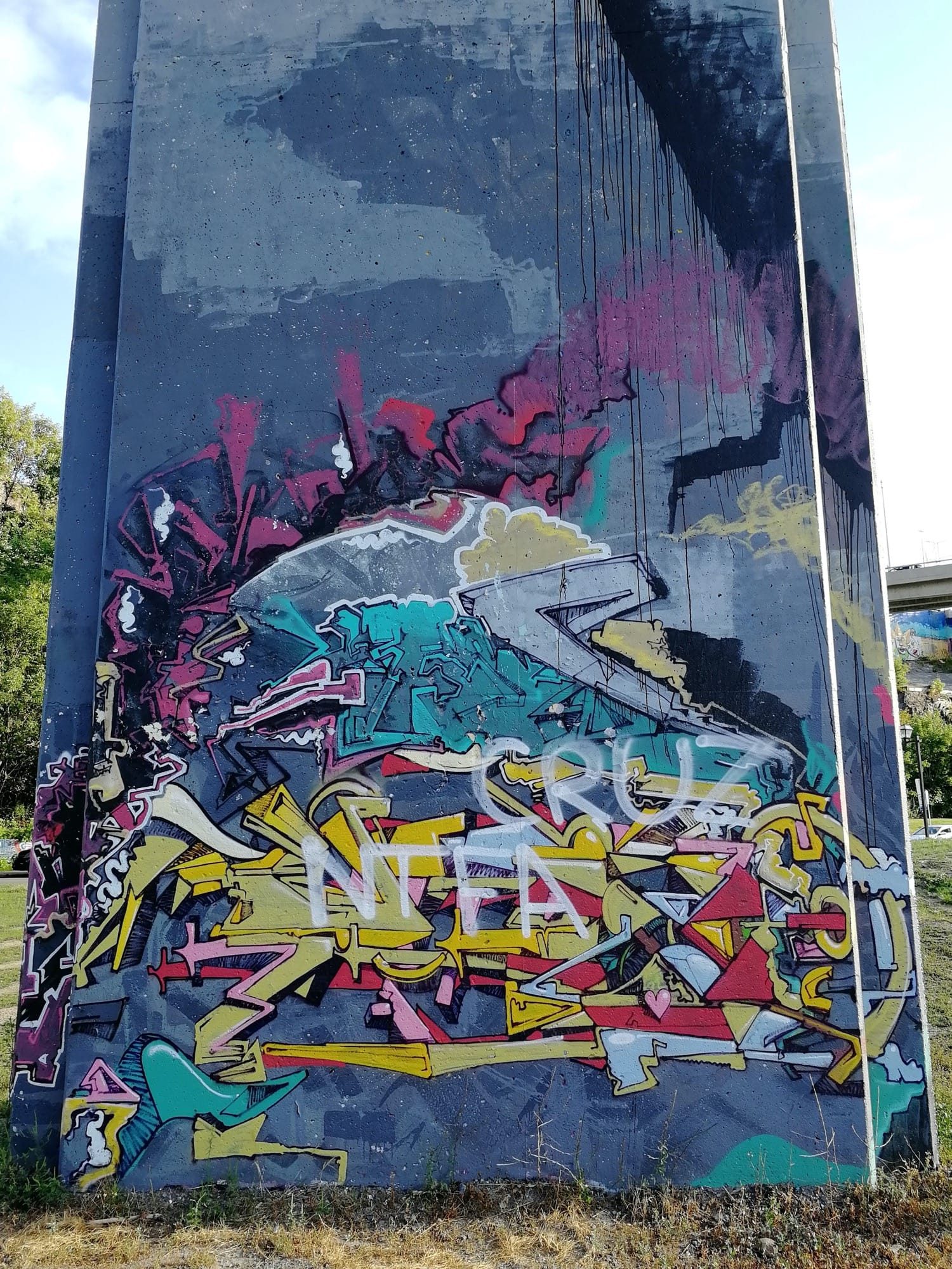 Yellow Wildstyle Tagged Cruz — Street art in Québec