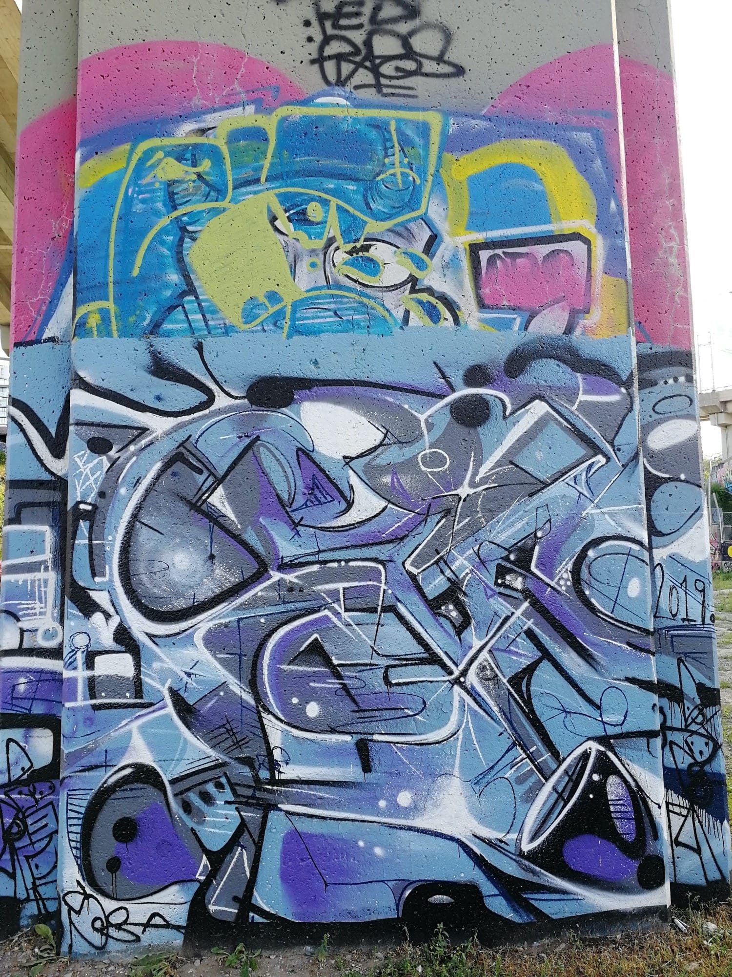Blue-Purple Wildstyle with Robot — Street art in Québec