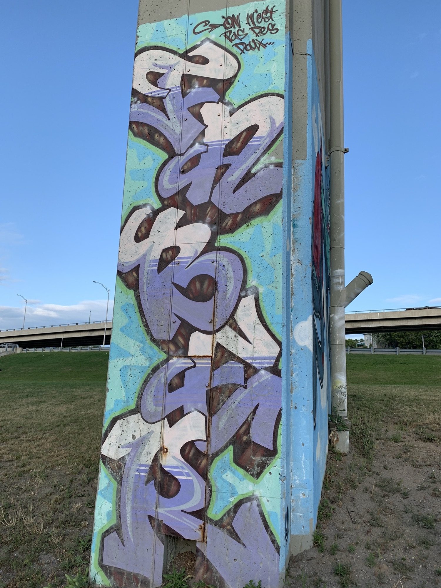 Wildstyle violet sur pilier — Street art à Québec