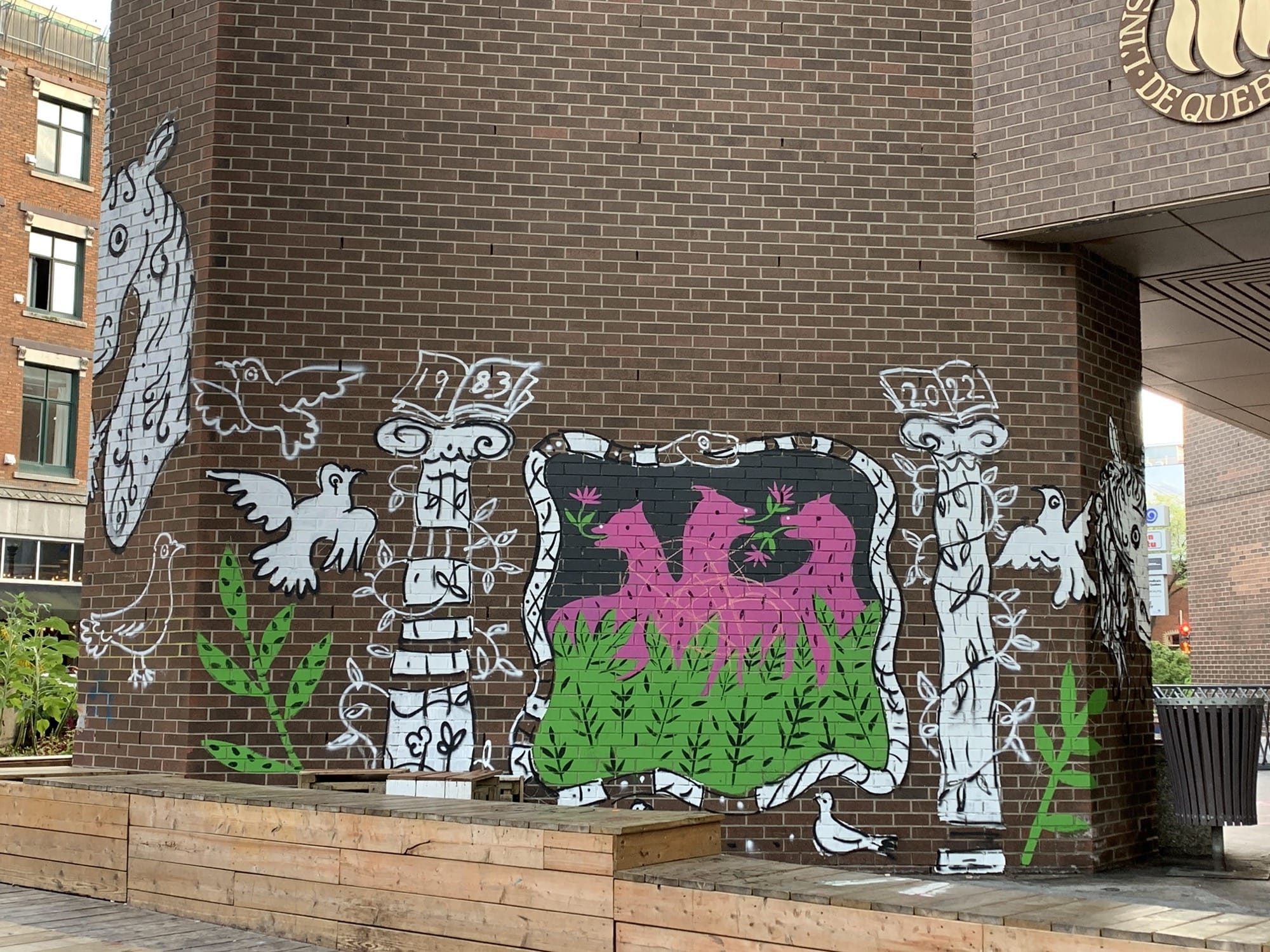 Totems et phénix sur mur de brique — Street art à Québec