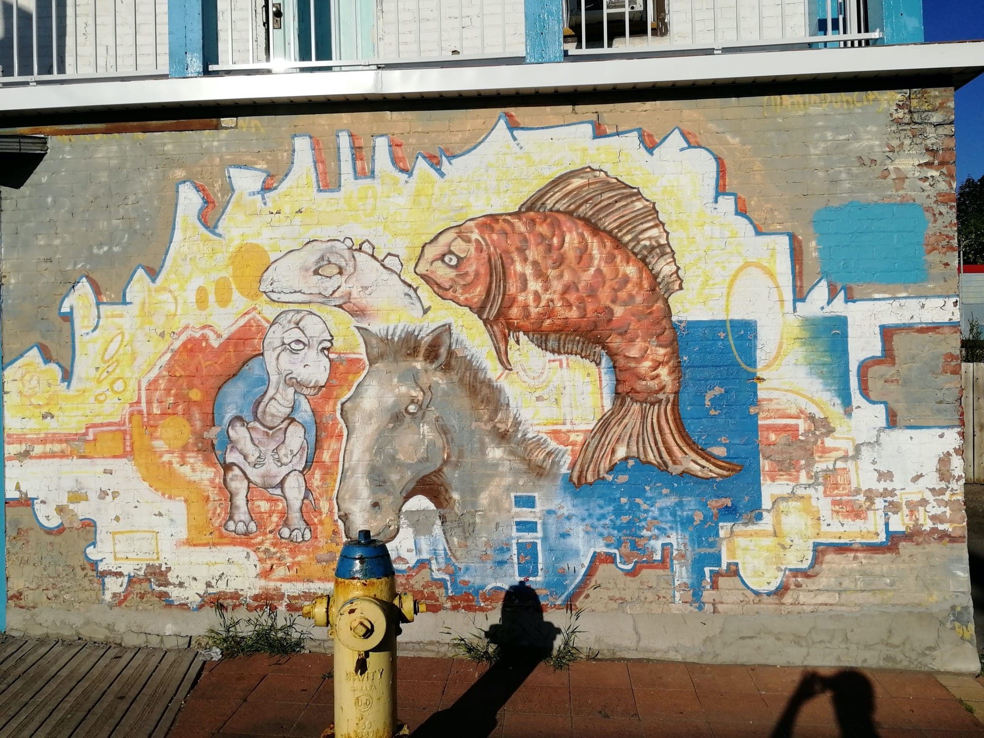 Poisson rouge et personnage stylisé — Street art à Ottawa