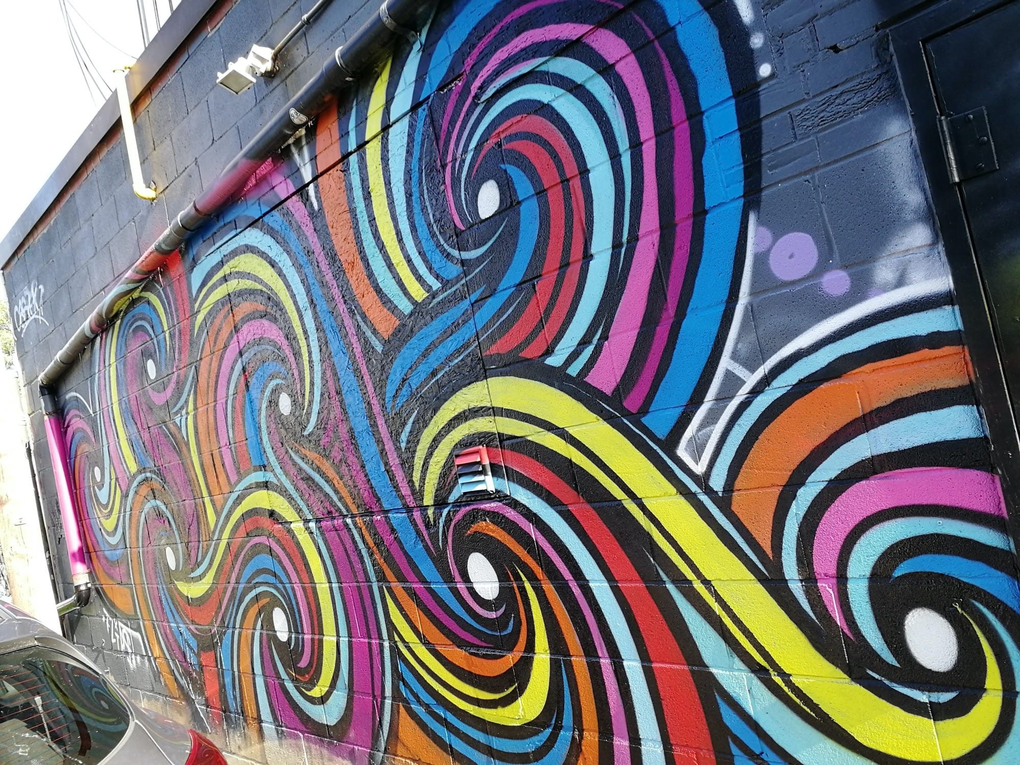 Vagues Arc-en-Ciel Tourbillonnantes — Street art à Toronto