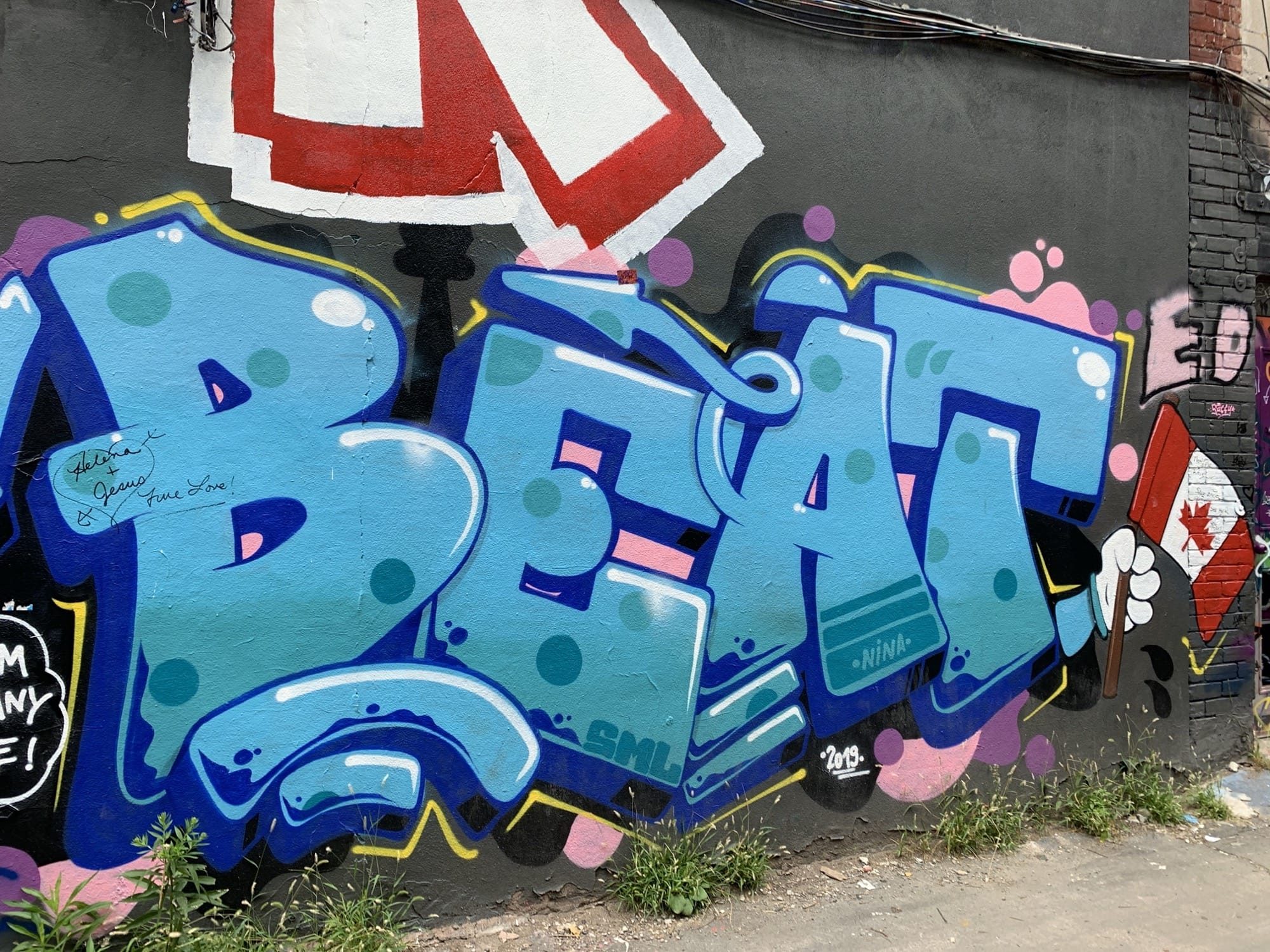 Lettrage BEAT bleu ciel avec drapeau canadien — Street art à Toronto